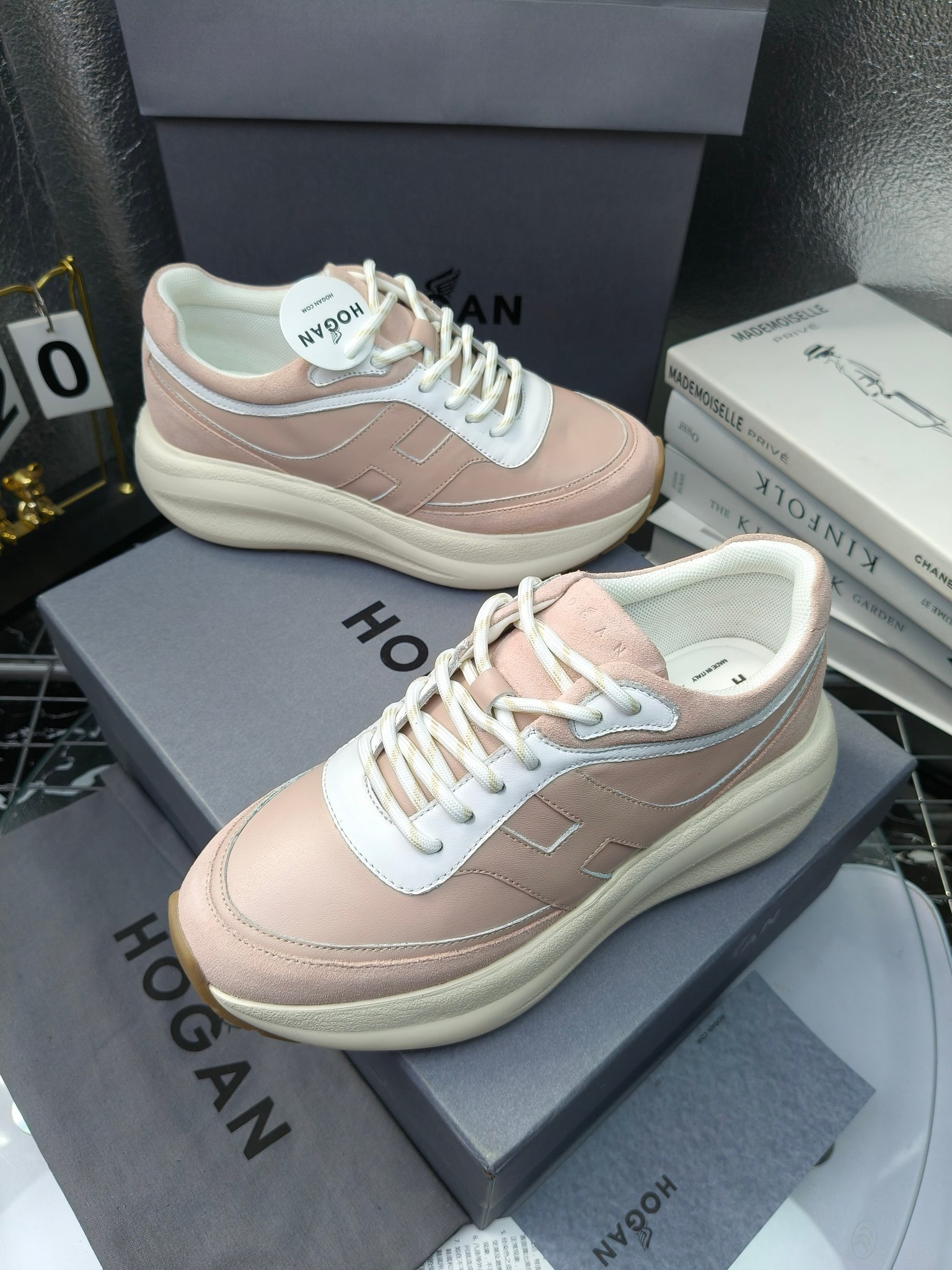 hogan
2025vs最新运动休闲爆款系列&hellip;&hellip;
出厂300
【松糕厚底胶头休闲鞋】
流行 H拼色工艺~休闲运动鞋履精湛手工设计融入军装元素，兼职实用与个性造型感;多元材质融入缤纷创作灵感，调和品牌经典与潮流格调，点亮休闲日常;搭载记忆泡沫内底缓震设计，轻盈舒适，焕呈轻巧，舒适多元化风格穿搭~~~
❶面料：定制原版牛皮
❷内里：定制原版羊皮
❸垫脚：定制原版注塑成型垫
❹大底：原版开模发泡成型底
❺码数：35-40
❻包装：原版全套包装
