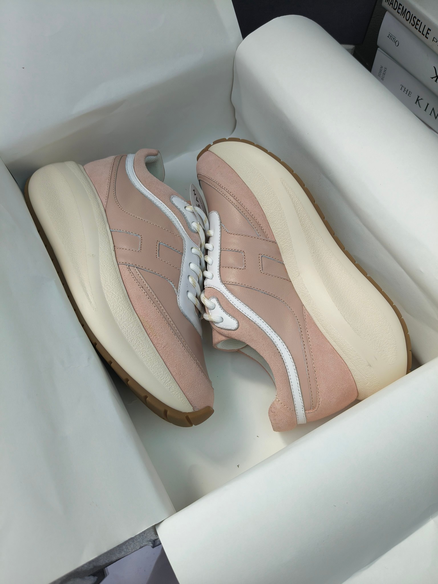 hogan
2025vs最新运动休闲爆款系列&hellip;&hellip;
出厂300
【松糕厚底胶头休闲鞋】
流行 H拼色工艺~休闲运动鞋履精湛手工设计融入军装元素，兼职实用与个性造型感;多元材质融入缤纷创作灵感，调和品牌经典与潮流格调，点亮休闲日常;搭载记忆泡沫内底缓震设计，轻盈舒适，焕呈轻巧，舒适多元化风格穿搭~~~
❶面料：定制原版牛皮
❷内里：定制原版羊皮
❸垫脚：定制原版注塑成型垫
❹大底：原版开模发泡成型底
❺码数：35-40
❻包装：原版全套包装
