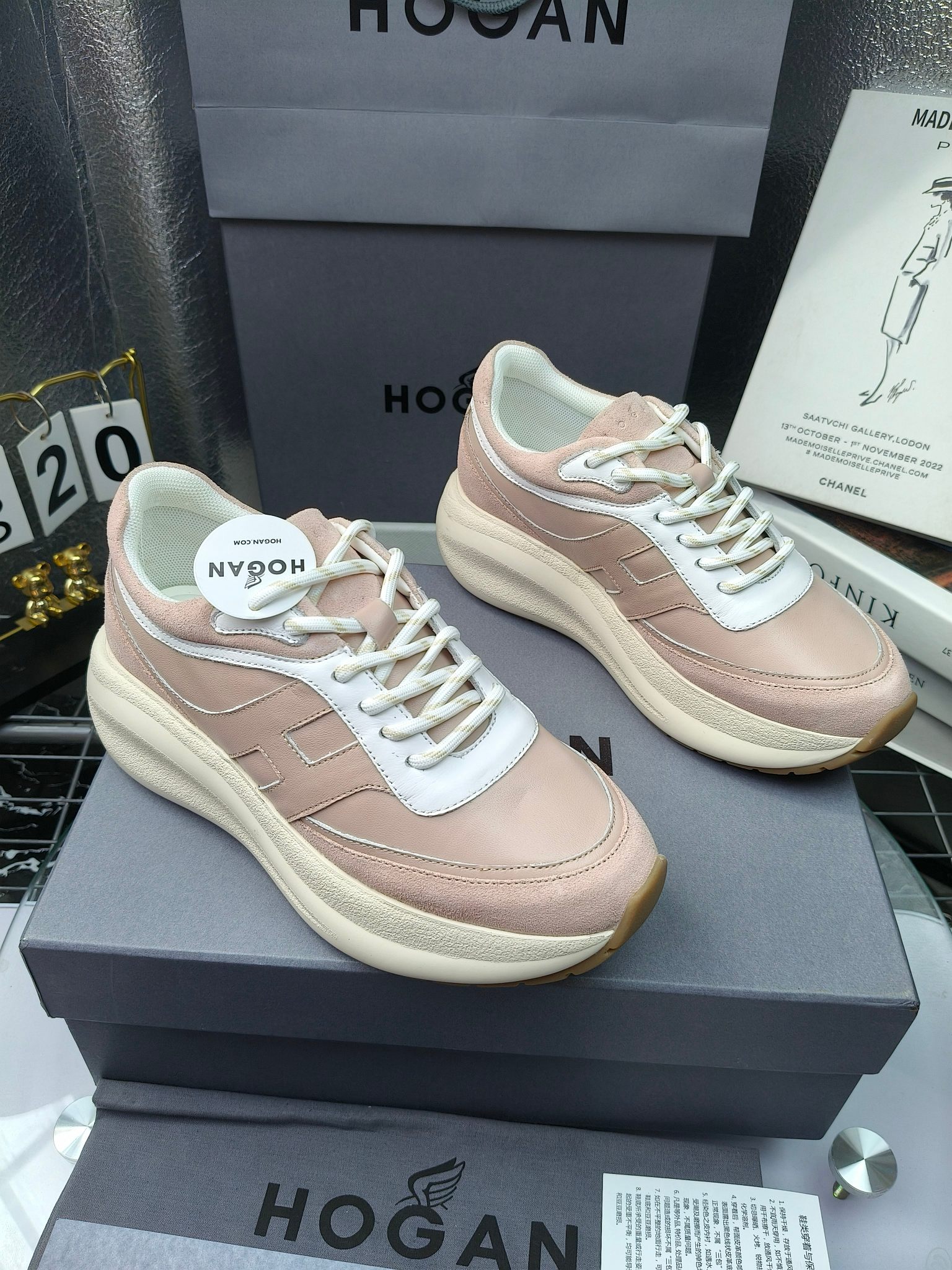 hogan
2025vs最新运动休闲爆款系列&hellip;&hellip;
出厂300
【松糕厚底胶头休闲鞋】
流行 H拼色工艺~休闲运动鞋履精湛手工设计融入军装元素，兼职实用与个性造型感;多元材质融入缤纷创作灵感，调和品牌经典与潮流格调，点亮休闲日常;搭载记忆泡沫内底缓震设计，轻盈舒适，焕呈轻巧，舒适多元化风格穿搭~~~
❶面料：定制原版牛皮
❷内里：定制原版羊皮
❸垫脚：定制原版注塑成型垫
❹大底：原版开模发泡成型底
❺码数：35-40
❻包装：原版全套包装
