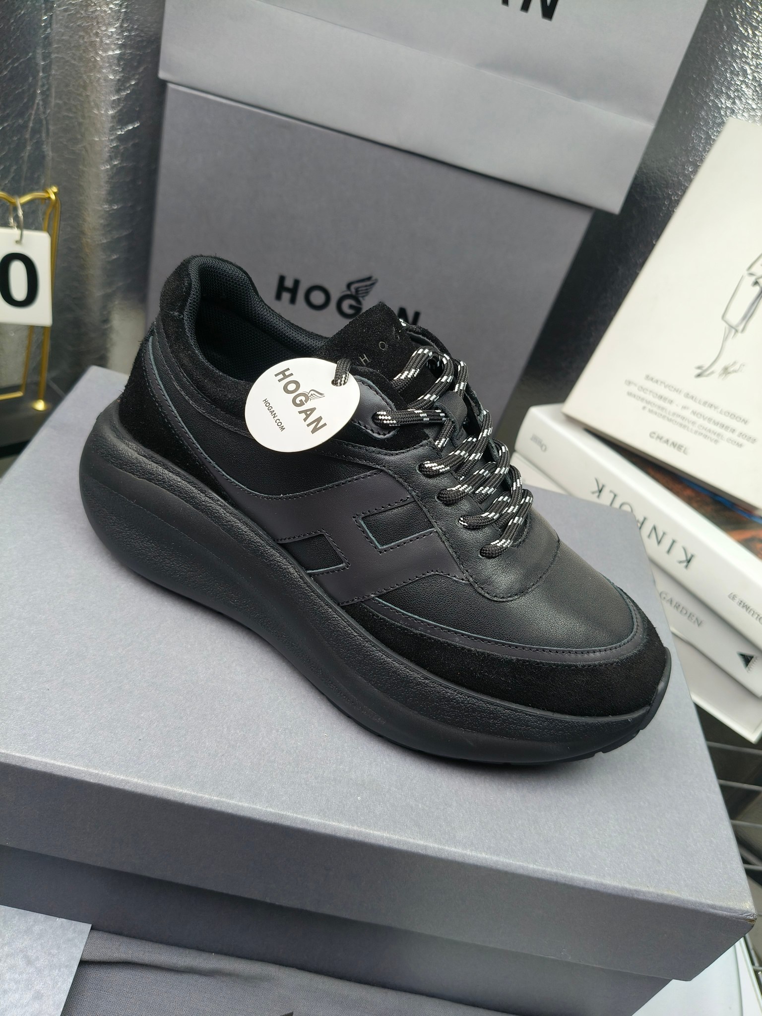 hogan
2025vs最新运动休闲爆款系列&hellip;&hellip;
出厂300
【松糕厚底胶头休闲鞋】
流行 H拼色工艺~休闲运动鞋履精湛手工设计融入军装元素，兼职实用与个性造型感;多元材质融入缤纷创作灵感，调和品牌经典与潮流格调，点亮休闲日常;搭载记忆泡沫内底缓震设计，轻盈舒适，焕呈轻巧，舒适多元化风格穿搭~~~
❶面料：定制原版牛皮
❷内里：定制原版羊皮
❸垫脚：定制原版注塑成型垫
❹大底：原版开模发泡成型底
❺码数：35-40
❻包装：原版全套包装
