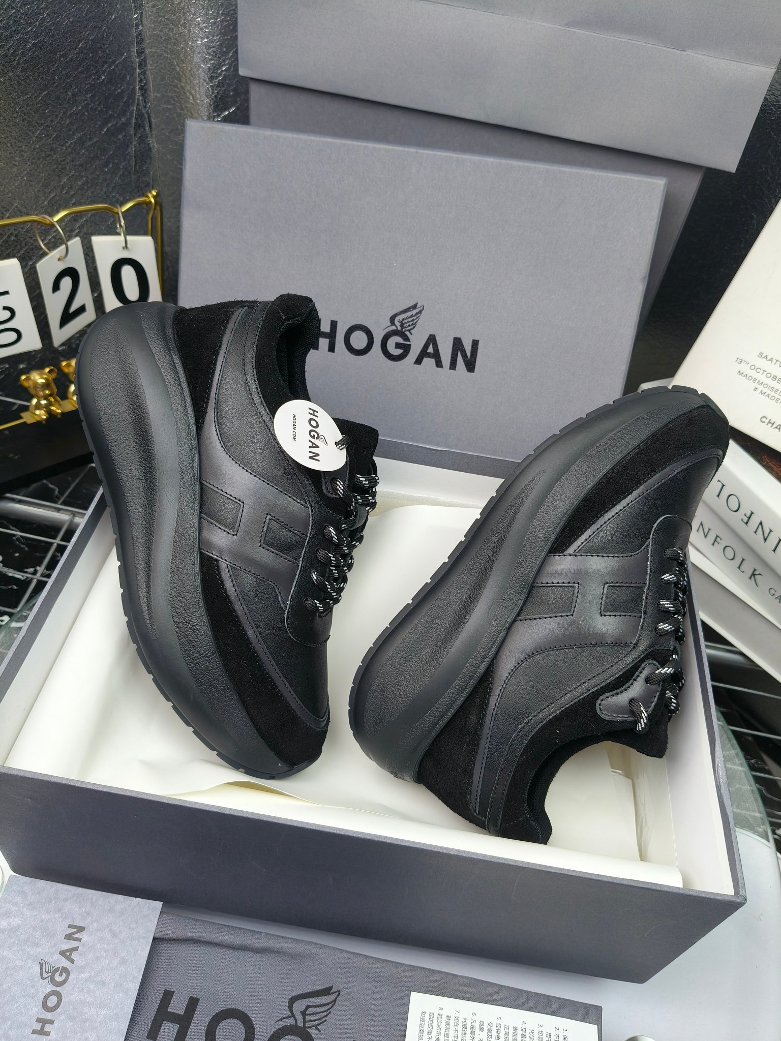 hogan
2025vs最新运动休闲爆款系列&hellip;&hellip;
出厂300
【松糕厚底胶头休闲鞋】
流行 H拼色工艺~休闲运动鞋履精湛手工设计融入军装元素，兼职实用与个性造型感;多元材质融入缤纷创作灵感，调和品牌经典与潮流格调，点亮休闲日常;搭载记忆泡沫内底缓震设计，轻盈舒适，焕呈轻巧，舒适多元化风格穿搭~~~
❶面料：定制原版牛皮
❷内里：定制原版羊皮
❸垫脚：定制原版注塑成型垫
❹大底：原版开模发泡成型底
❺码数：35-40
❻包装：原版全套包装
