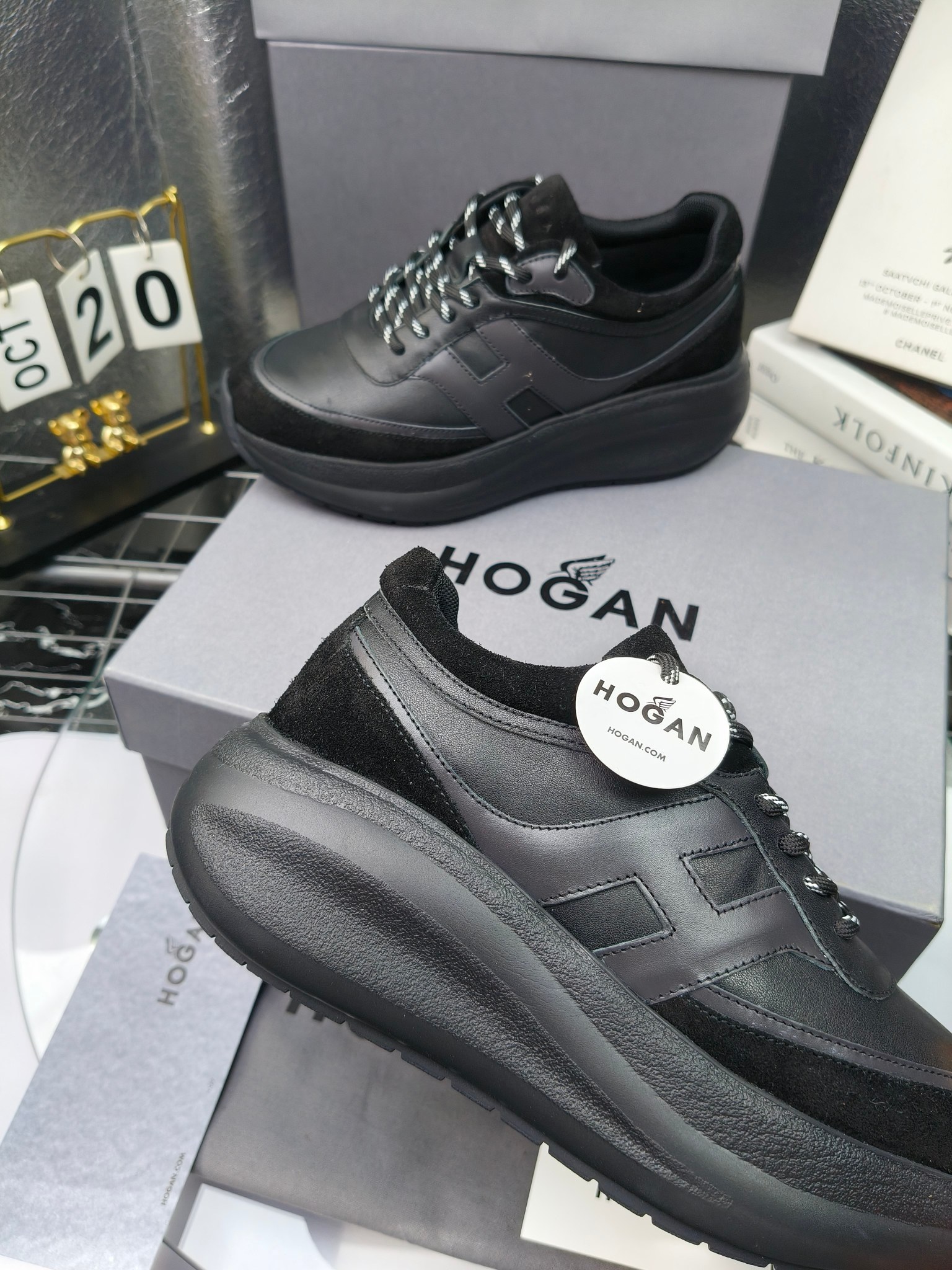 hogan
2025vs最新运动休闲爆款系列&hellip;&hellip;
出厂300
【松糕厚底胶头休闲鞋】
流行 H拼色工艺~休闲运动鞋履精湛手工设计融入军装元素，兼职实用与个性造型感;多元材质融入缤纷创作灵感，调和品牌经典与潮流格调，点亮休闲日常;搭载记忆泡沫内底缓震设计，轻盈舒适，焕呈轻巧，舒适多元化风格穿搭~~~
❶面料：定制原版牛皮
❷内里：定制原版羊皮
❸垫脚：定制原版注塑成型垫
❹大底：原版开模发泡成型底
❺码数：35-40
❻包装：原版全套包装
