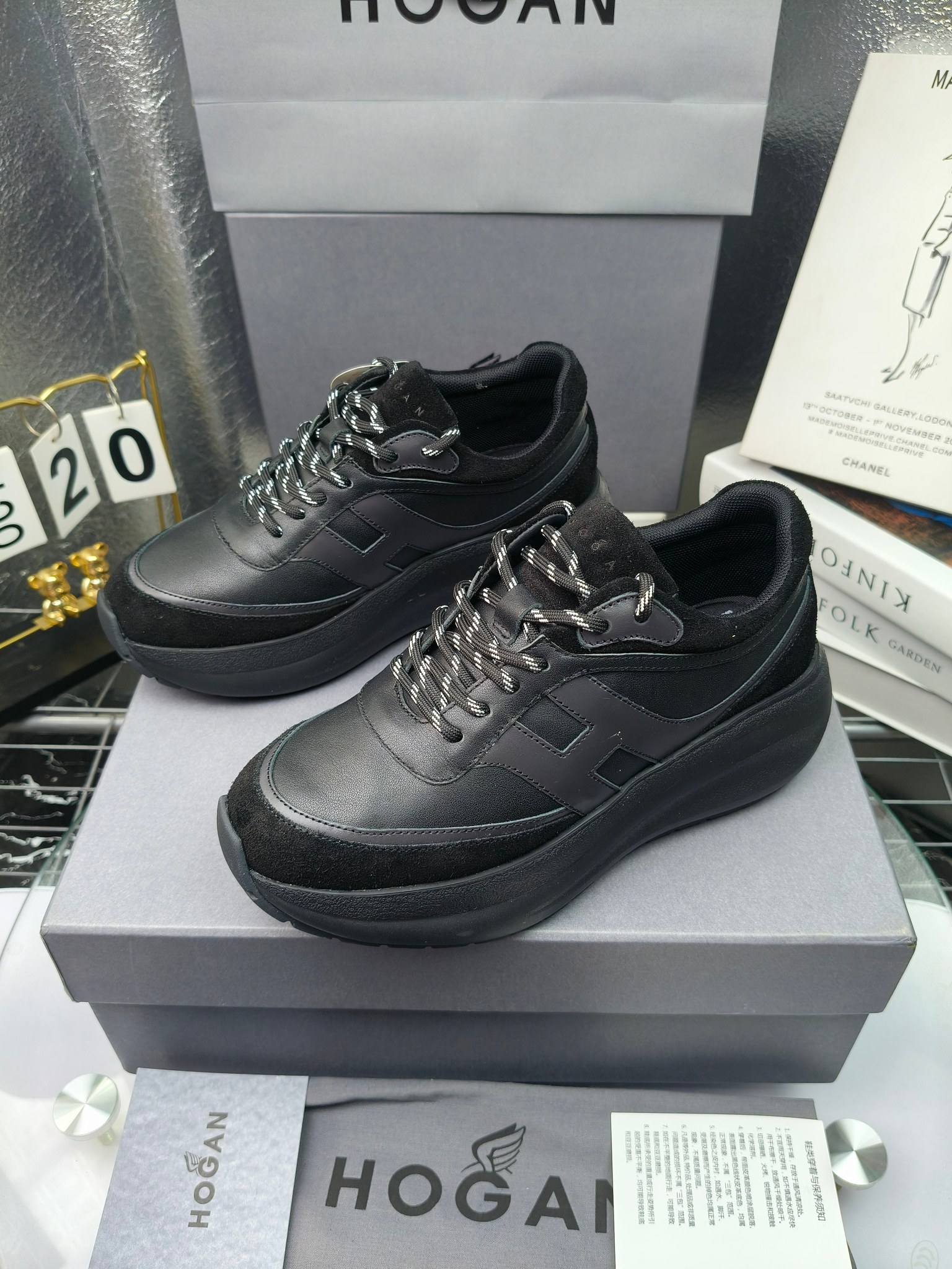 hogan
2025vs最新运动休闲爆款系列&hellip;&hellip;
出厂300
【松糕厚底胶头休闲鞋】
流行 H拼色工艺~休闲运动鞋履精湛手工设计融入军装元素，兼职实用与个性造型感;多元材质融入缤纷创作灵感，调和品牌经典与潮流格调，点亮休闲日常;搭载记忆泡沫内底缓震设计，轻盈舒适，焕呈轻巧，舒适多元化风格穿搭~~~
❶面料：定制原版牛皮
❷内里：定制原版羊皮
❸垫脚：定制原版注塑成型垫
❹大底：原版开模发泡成型底
❺码数：35-40
❻包装：原版全套包装
