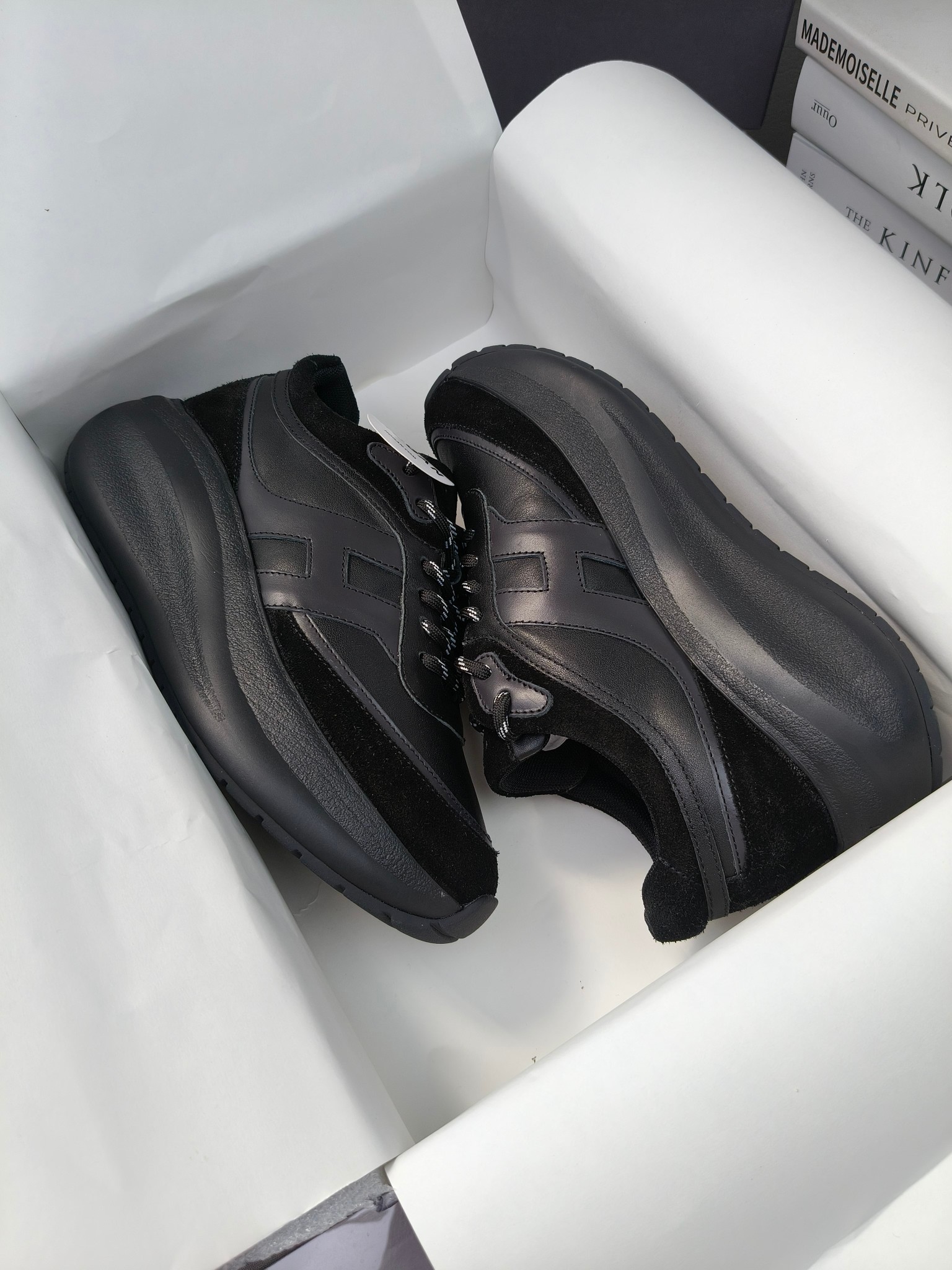 hogan
2025vs最新运动休闲爆款系列&hellip;&hellip;
出厂300
【松糕厚底胶头休闲鞋】
流行 H拼色工艺~休闲运动鞋履精湛手工设计融入军装元素，兼职实用与个性造型感;多元材质融入缤纷创作灵感，调和品牌经典与潮流格调，点亮休闲日常;搭载记忆泡沫内底缓震设计，轻盈舒适，焕呈轻巧，舒适多元化风格穿搭~~~
❶面料：定制原版牛皮
❷内里：定制原版羊皮
❸垫脚：定制原版注塑成型垫
❹大底：原版开模发泡成型底
❺码数：35-40
❻包装：原版全套包装
