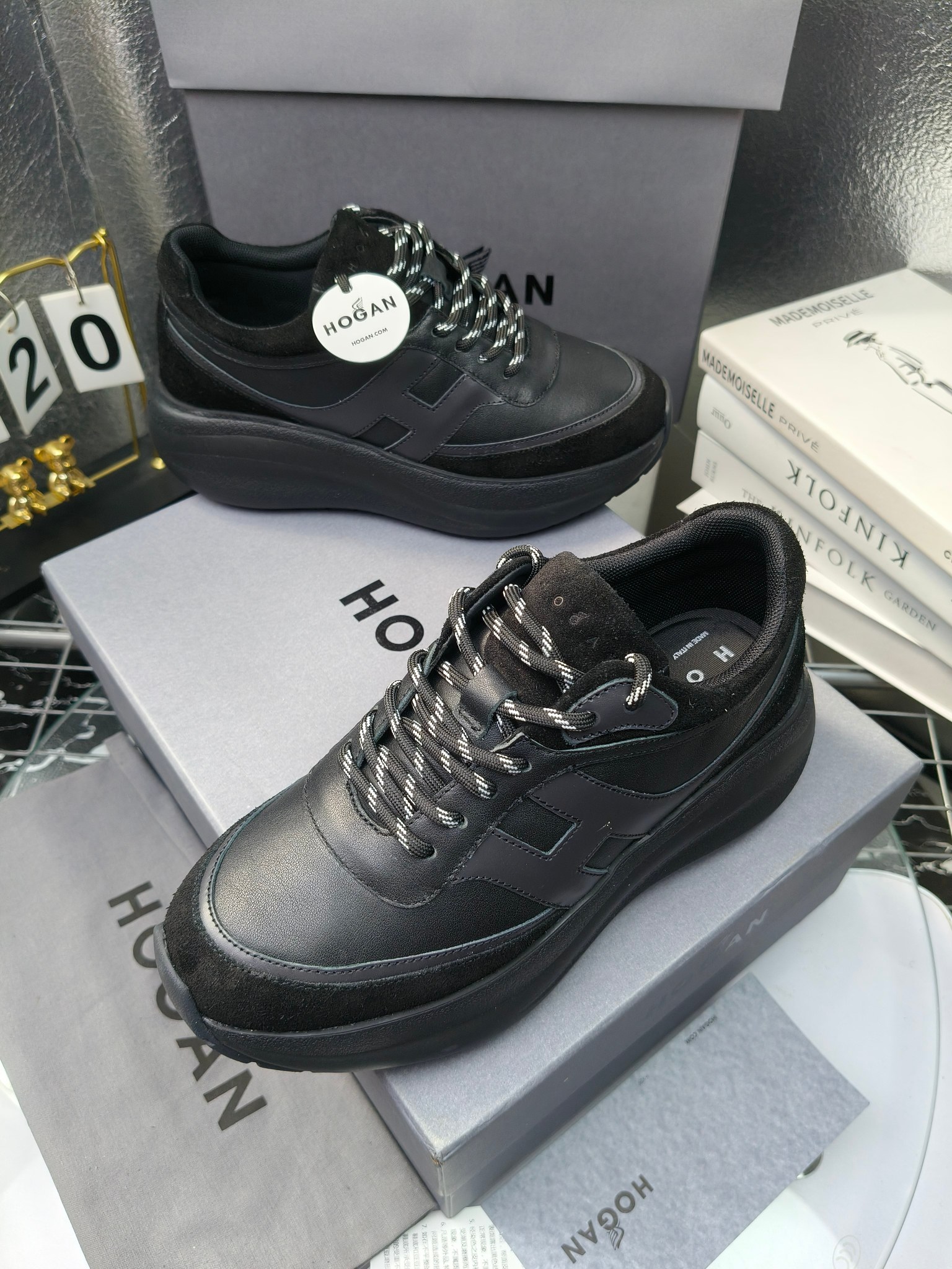 hogan
2025vs最新运动休闲爆款系列&hellip;&hellip;
出厂300
【松糕厚底胶头休闲鞋】
流行 H拼色工艺~休闲运动鞋履精湛手工设计融入军装元素，兼职实用与个性造型感;多元材质融入缤纷创作灵感，调和品牌经典与潮流格调，点亮休闲日常;搭载记忆泡沫内底缓震设计，轻盈舒适，焕呈轻巧，舒适多元化风格穿搭~~~
❶面料：定制原版牛皮
❷内里：定制原版羊皮
❸垫脚：定制原版注塑成型垫
❹大底：原版开模发泡成型底
❺码数：35-40
❻包装：原版全套包装
