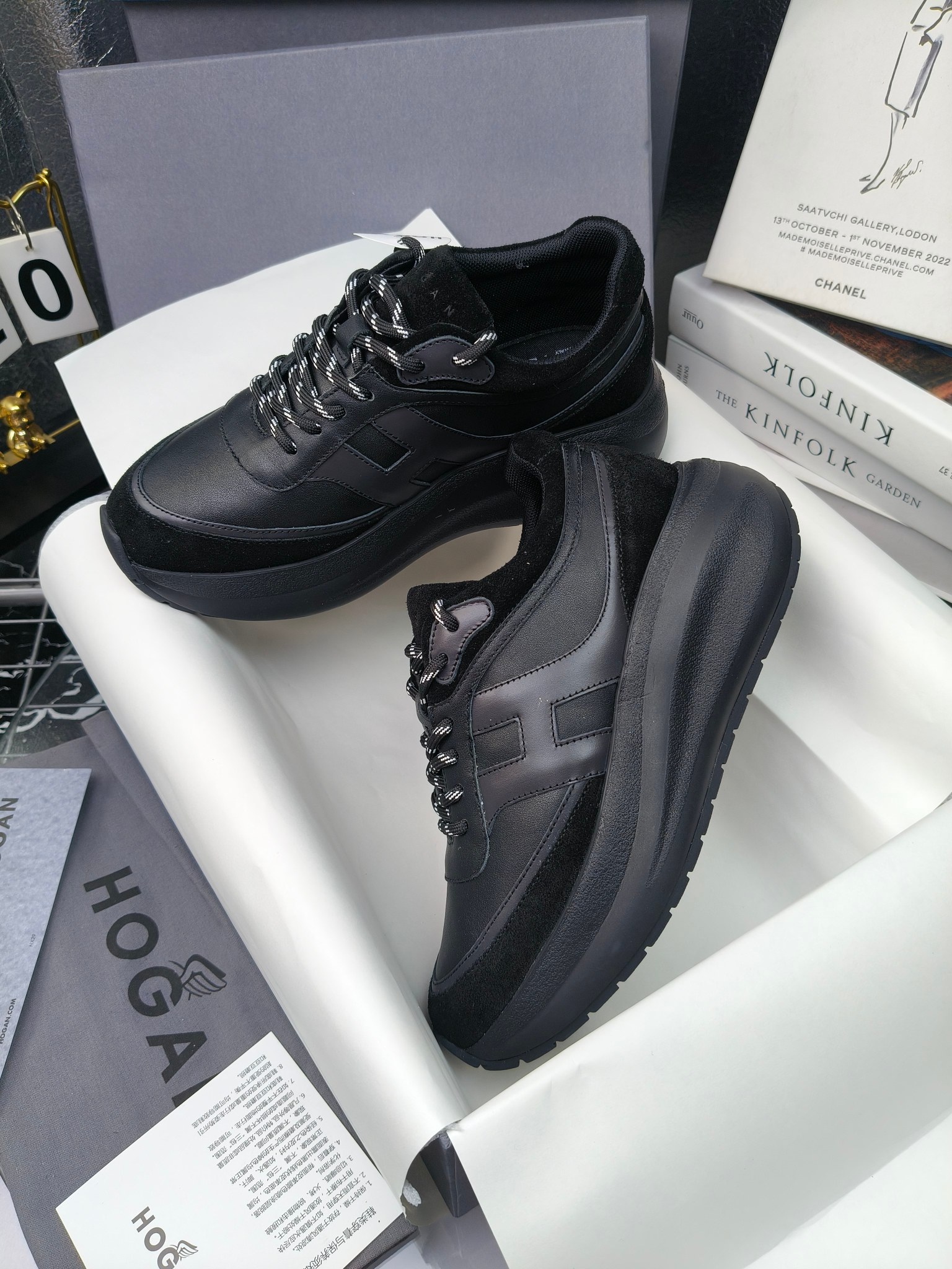 hogan
2025vs最新运动休闲爆款系列&hellip;&hellip;
出厂300
【松糕厚底胶头休闲鞋】
流行 H拼色工艺~休闲运动鞋履精湛手工设计融入军装元素，兼职实用与个性造型感;多元材质融入缤纷创作灵感，调和品牌经典与潮流格调，点亮休闲日常;搭载记忆泡沫内底缓震设计，轻盈舒适，焕呈轻巧，舒适多元化风格穿搭~~~
❶面料：定制原版牛皮
❷内里：定制原版羊皮
❸垫脚：定制原版注塑成型垫
❹大底：原版开模发泡成型底
❺码数：35-40
❻包装：原版全套包装
