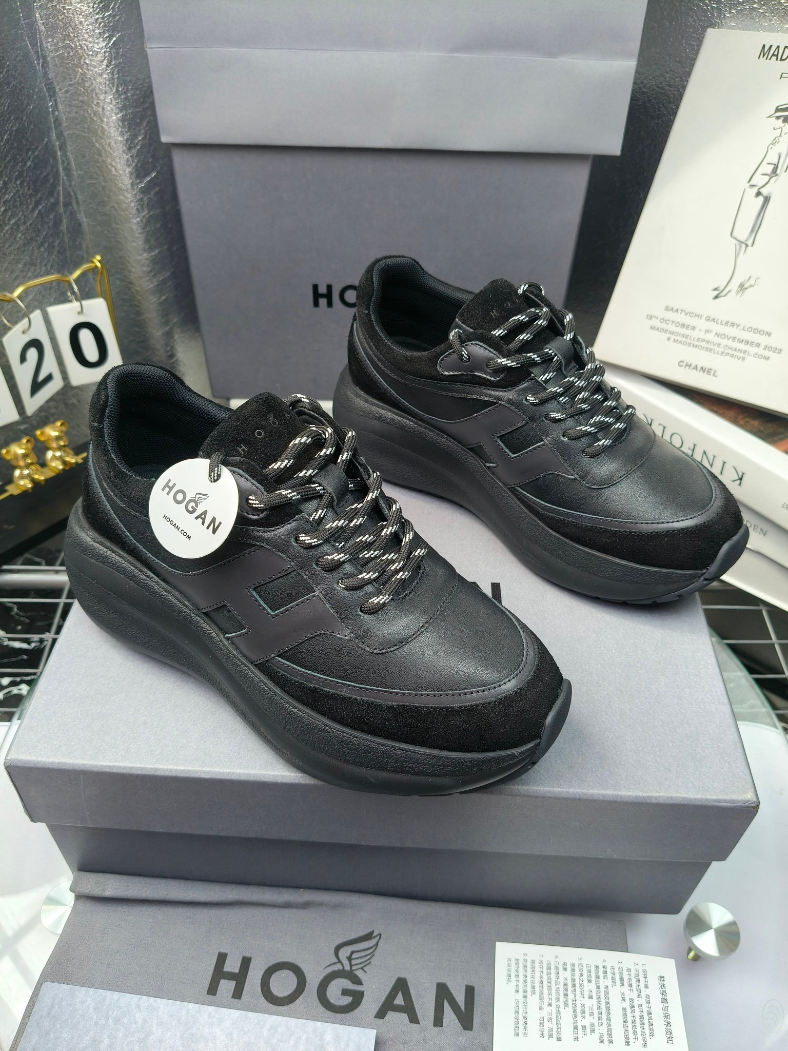 hogan
2025vs最新运动休闲爆款系列&hellip;&hellip;
出厂300
【松糕厚底胶头休闲鞋】
流行 H拼色工艺~休闲运动鞋履精湛手工设计融入军装元素，兼职实用与个性造型感;多元材质融入缤纷创作灵感，调和品牌经典与潮流格调，点亮休闲日常;搭载记忆泡沫内底缓震设计，轻盈舒适，焕呈轻巧，舒适多元化风格穿搭~~~
❶面料：定制原版牛皮
❷内里：定制原版羊皮
❸垫脚：定制原版注塑成型垫
❹大底：原版开模发泡成型底
❺码数：35-40
❻包装：原版全套包装
