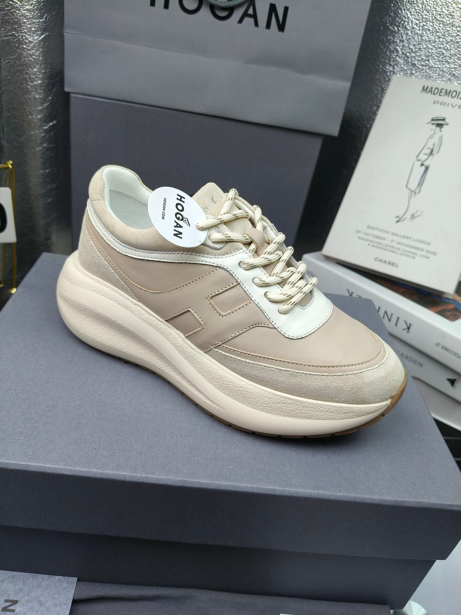 hogan
2025vs最新运动休闲爆款系列&hellip;&hellip;
出厂300
【松糕厚底胶头休闲鞋】
流行 H拼色工艺~休闲运动鞋履精湛手工设计融入军装元素，兼职实用与个性造型感;多元材质融入缤纷创作灵感，调和品牌经典与潮流格调，点亮休闲日常;搭载记忆泡沫内底缓震设计，轻盈舒适，焕呈轻巧，舒适多元化风格穿搭~~~
❶面料：定制原版牛皮
❷内里：定制原版羊皮
❸垫脚：定制原版注塑成型垫
❹大底：原版开模发泡成型底
❺码数：35-40
❻包装：原版全套包装
