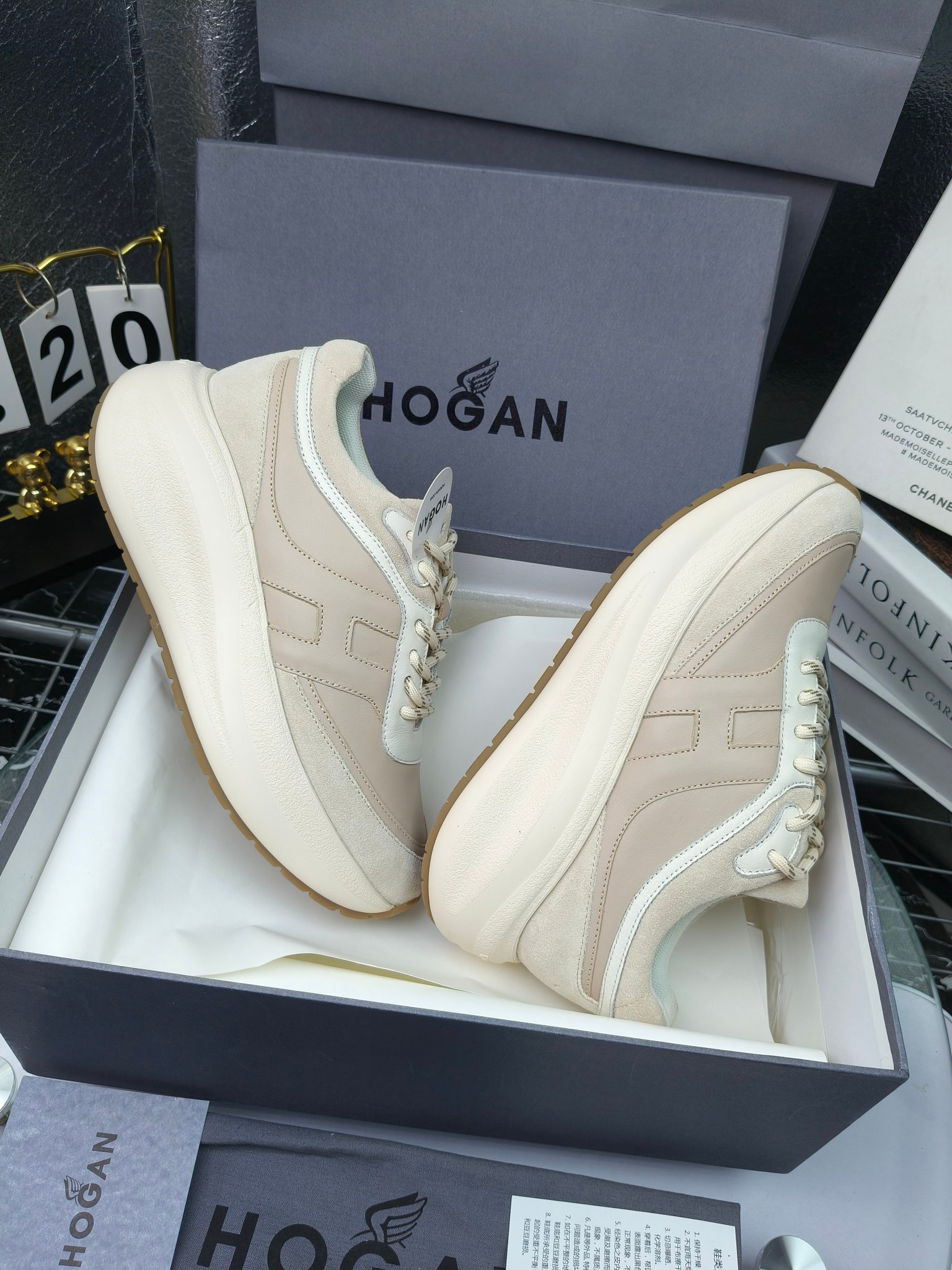 hogan
2025vs最新运动休闲爆款系列&hellip;&hellip;
出厂300
【松糕厚底胶头休闲鞋】
流行 H拼色工艺~休闲运动鞋履精湛手工设计融入军装元素，兼职实用与个性造型感;多元材质融入缤纷创作灵感，调和品牌经典与潮流格调，点亮休闲日常;搭载记忆泡沫内底缓震设计，轻盈舒适，焕呈轻巧，舒适多元化风格穿搭~~~
❶面料：定制原版牛皮
❷内里：定制原版羊皮
❸垫脚：定制原版注塑成型垫
❹大底：原版开模发泡成型底
❺码数：35-40
❻包装：原版全套包装
