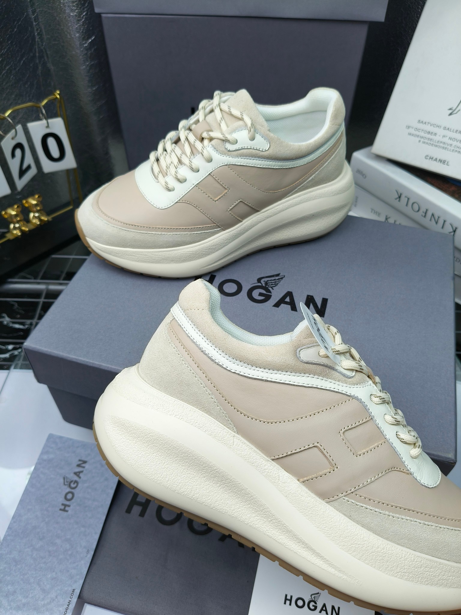 hogan
2025vs最新运动休闲爆款系列&hellip;&hellip;
出厂300
【松糕厚底胶头休闲鞋】
流行 H拼色工艺~休闲运动鞋履精湛手工设计融入军装元素，兼职实用与个性造型感;多元材质融入缤纷创作灵感，调和品牌经典与潮流格调，点亮休闲日常;搭载记忆泡沫内底缓震设计，轻盈舒适，焕呈轻巧，舒适多元化风格穿搭~~~
❶面料：定制原版牛皮
❷内里：定制原版羊皮
❸垫脚：定制原版注塑成型垫
❹大底：原版开模发泡成型底
❺码数：35-40
❻包装：原版全套包装
