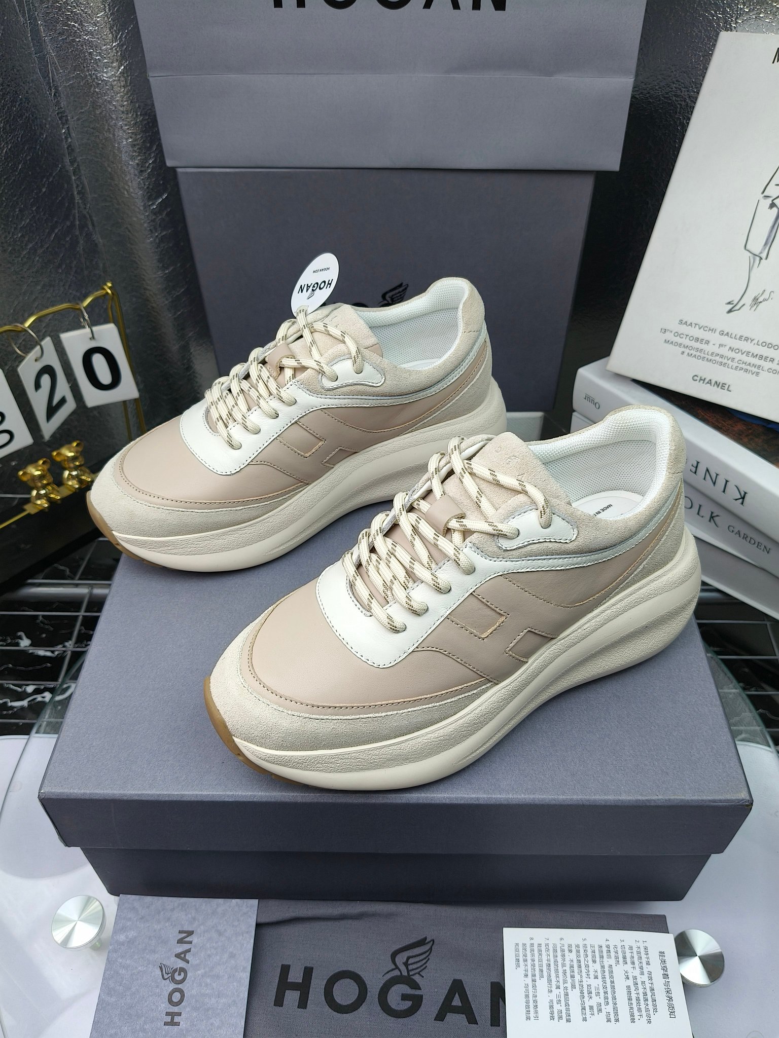 hogan
2025vs最新运动休闲爆款系列&hellip;&hellip;
出厂300
【松糕厚底胶头休闲鞋】
流行 H拼色工艺~休闲运动鞋履精湛手工设计融入军装元素，兼职实用与个性造型感;多元材质融入缤纷创作灵感，调和品牌经典与潮流格调，点亮休闲日常;搭载记忆泡沫内底缓震设计，轻盈舒适，焕呈轻巧，舒适多元化风格穿搭~~~
❶面料：定制原版牛皮
❷内里：定制原版羊皮
❸垫脚：定制原版注塑成型垫
❹大底：原版开模发泡成型底
❺码数：35-40
❻包装：原版全套包装
