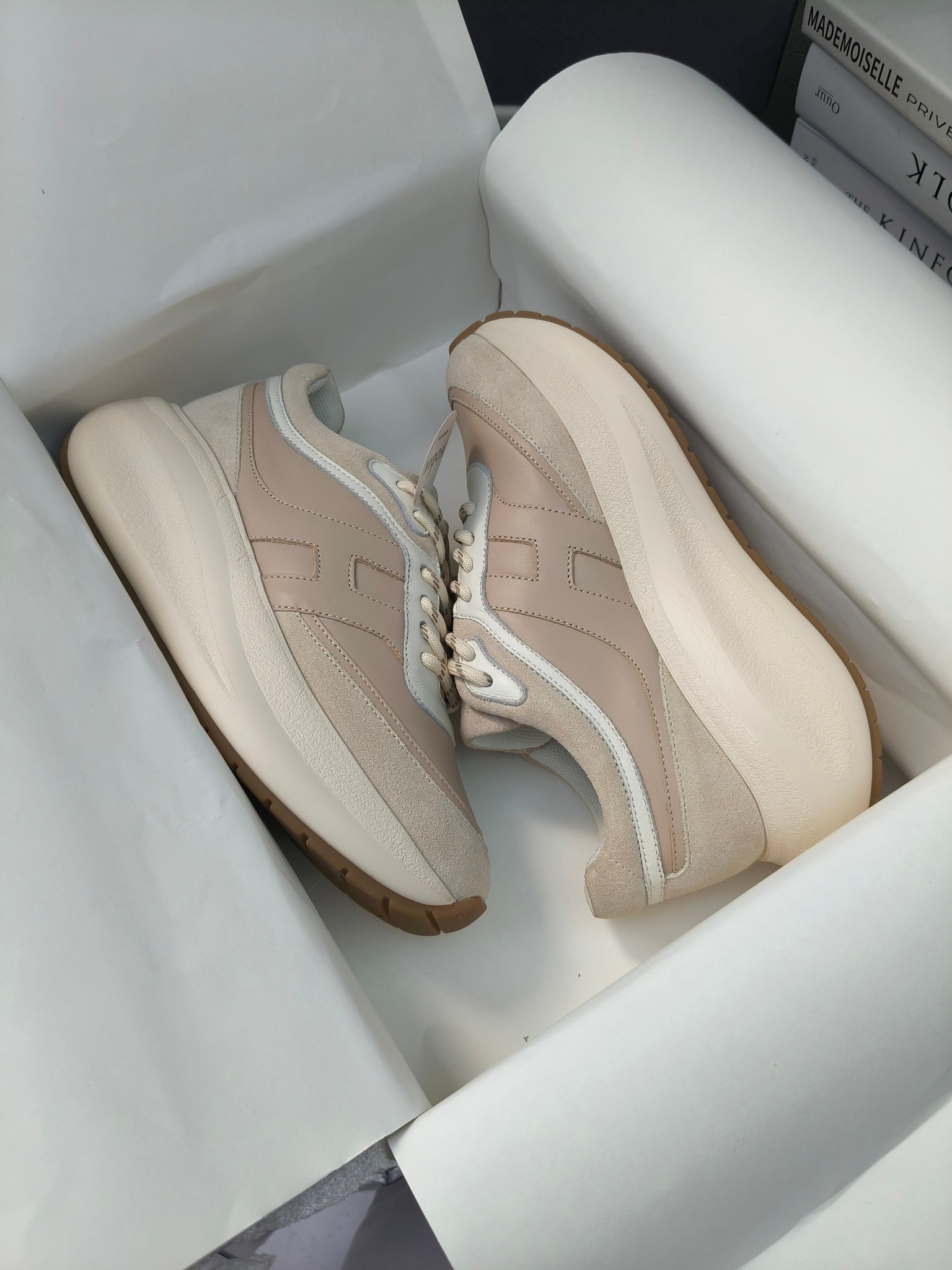 hogan
2025vs最新运动休闲爆款系列&hellip;&hellip;
出厂300
【松糕厚底胶头休闲鞋】
流行 H拼色工艺~休闲运动鞋履精湛手工设计融入军装元素，兼职实用与个性造型感;多元材质融入缤纷创作灵感，调和品牌经典与潮流格调，点亮休闲日常;搭载记忆泡沫内底缓震设计，轻盈舒适，焕呈轻巧，舒适多元化风格穿搭~~~
❶面料：定制原版牛皮
❷内里：定制原版羊皮
❸垫脚：定制原版注塑成型垫
❹大底：原版开模发泡成型底
❺码数：35-40
❻包装：原版全套包装
