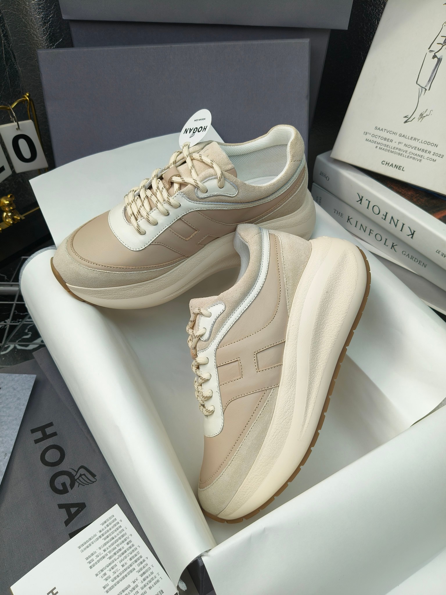 hogan
2025vs最新运动休闲爆款系列&hellip;&hellip;
出厂300
【松糕厚底胶头休闲鞋】
流行 H拼色工艺~休闲运动鞋履精湛手工设计融入军装元素，兼职实用与个性造型感;多元材质融入缤纷创作灵感，调和品牌经典与潮流格调，点亮休闲日常;搭载记忆泡沫内底缓震设计，轻盈舒适，焕呈轻巧，舒适多元化风格穿搭~~~
❶面料：定制原版牛皮
❷内里：定制原版羊皮
❸垫脚：定制原版注塑成型垫
❹大底：原版开模发泡成型底
❺码数：35-40
❻包装：原版全套包装
