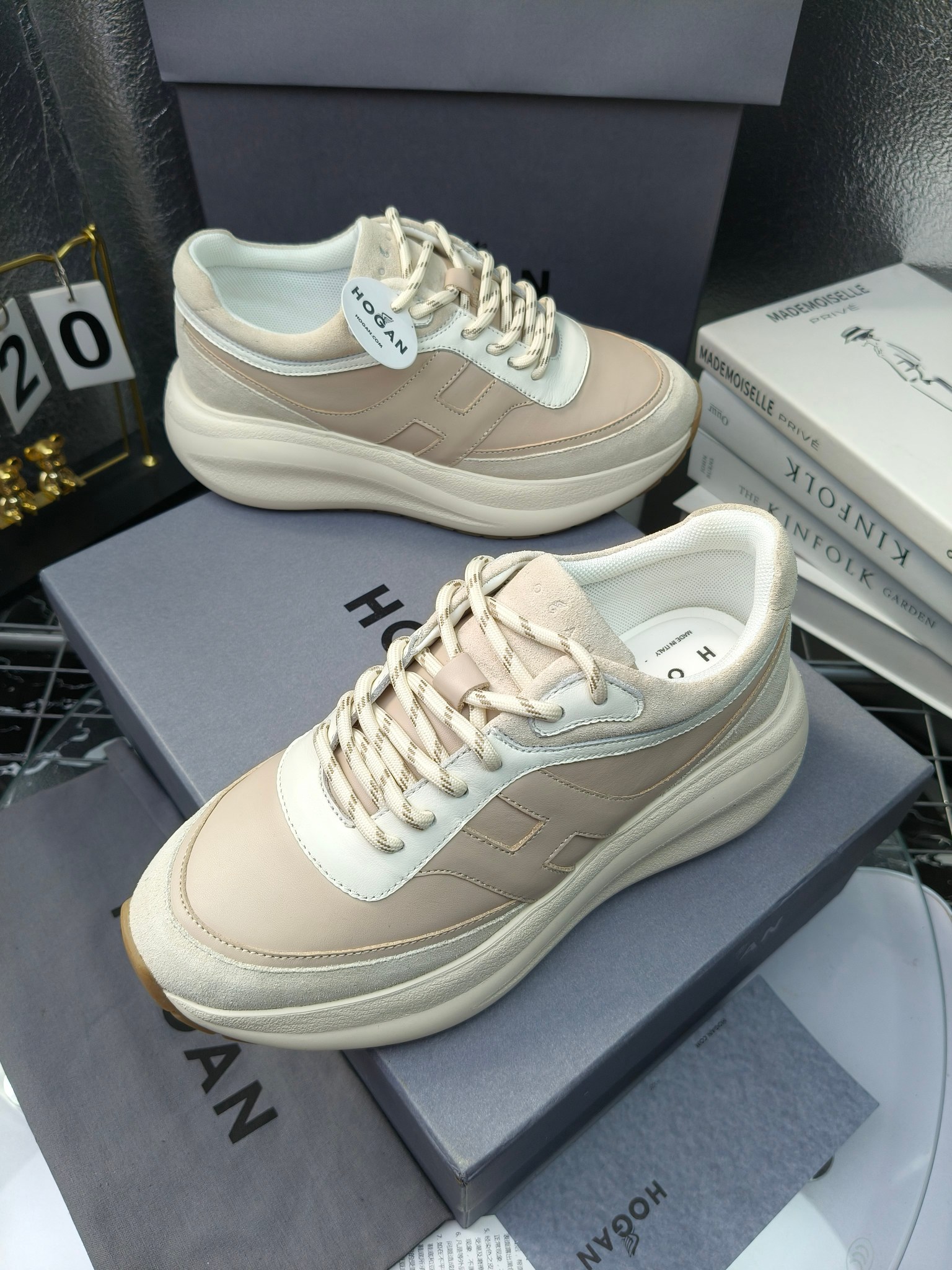 hogan
2025vs最新运动休闲爆款系列&hellip;&hellip;
出厂300
【松糕厚底胶头休闲鞋】
流行 H拼色工艺~休闲运动鞋履精湛手工设计融入军装元素，兼职实用与个性造型感;多元材质融入缤纷创作灵感，调和品牌经典与潮流格调，点亮休闲日常;搭载记忆泡沫内底缓震设计，轻盈舒适，焕呈轻巧，舒适多元化风格穿搭~~~
❶面料：定制原版牛皮
❷内里：定制原版羊皮
❸垫脚：定制原版注塑成型垫
❹大底：原版开模发泡成型底
❺码数：35-40
❻包装：原版全套包装
