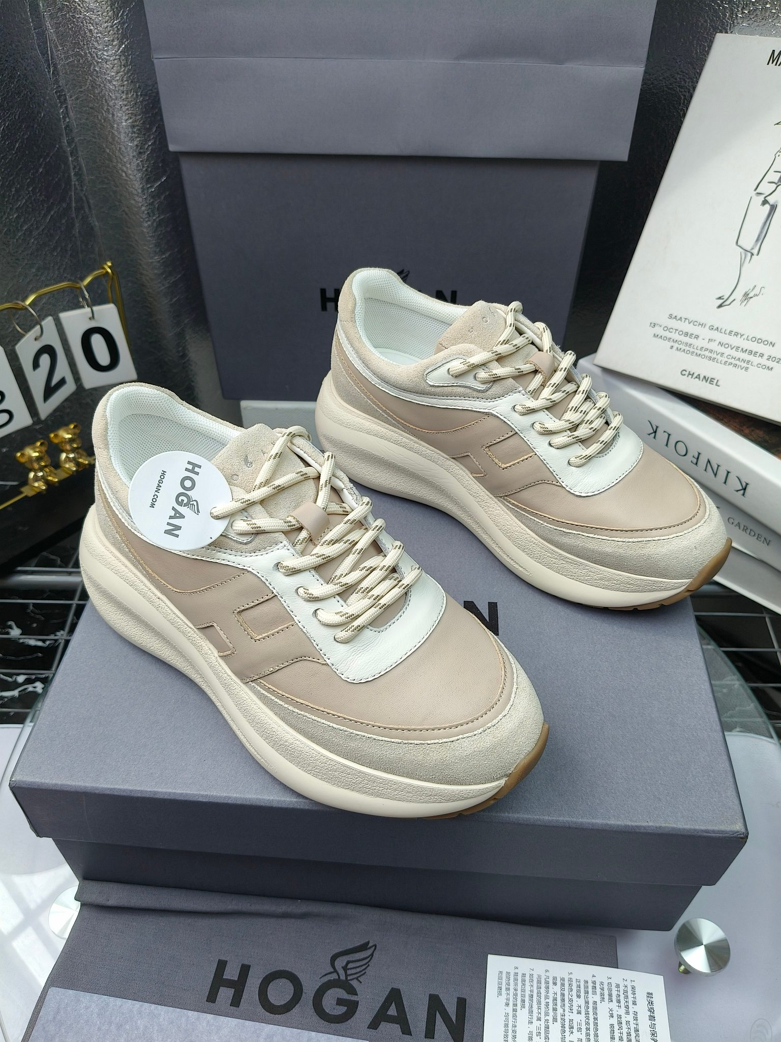 hogan
2025vs最新运动休闲爆款系列&hellip;&hellip;
出厂300
【松糕厚底胶头休闲鞋】
流行 H拼色工艺~休闲运动鞋履精湛手工设计融入军装元素，兼职实用与个性造型感;多元材质融入缤纷创作灵感，调和品牌经典与潮流格调，点亮休闲日常;搭载记忆泡沫内底缓震设计，轻盈舒适，焕呈轻巧，舒适多元化风格穿搭~~~
❶面料：定制原版牛皮
❷内里：定制原版羊皮
❸垫脚：定制原版注塑成型垫
❹大底：原版开模发泡成型底
❺码数：35-40
❻包装：原版全套包装
