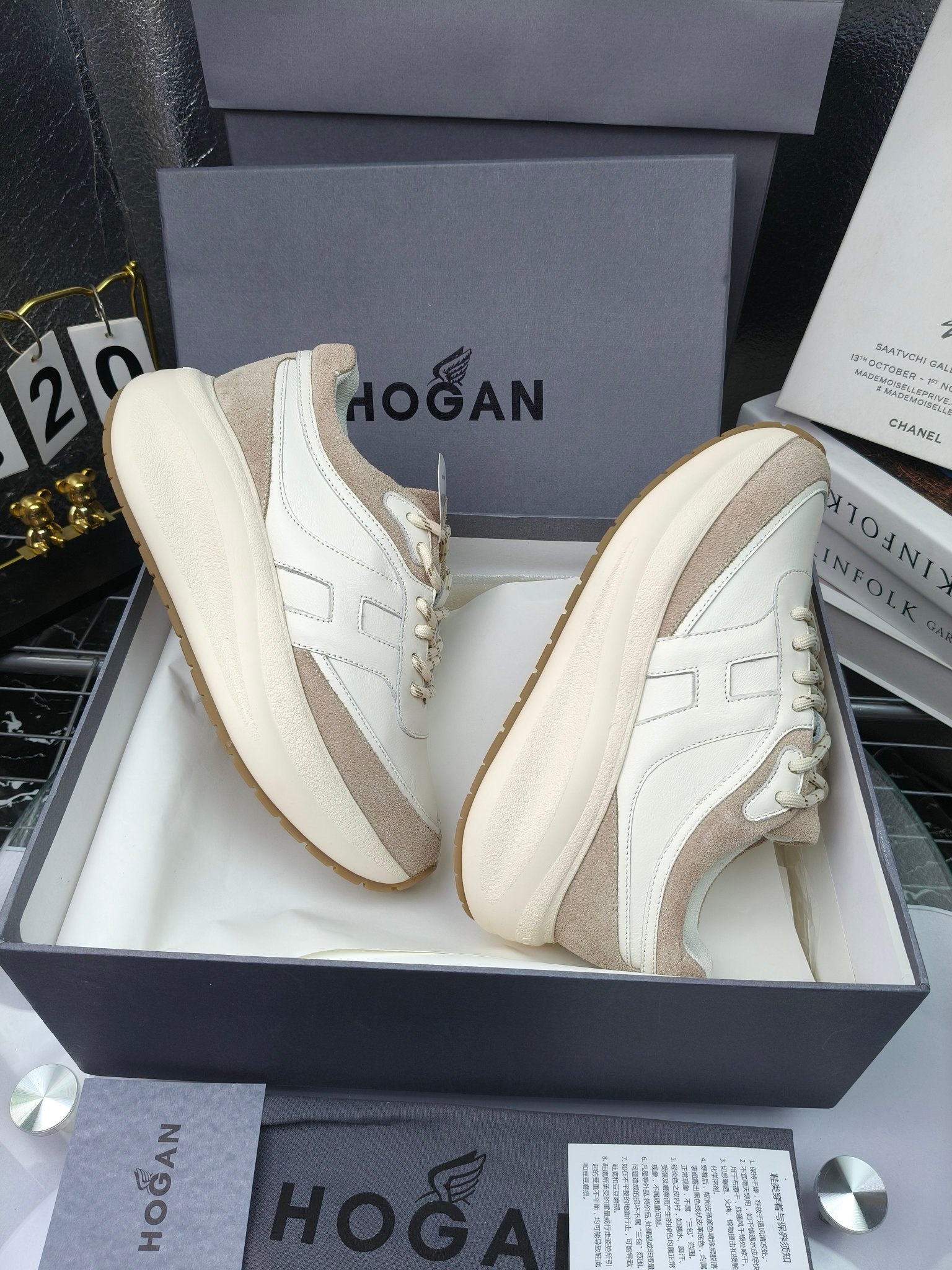 hogan
2025vs最新运动休闲爆款系列&hellip;&hellip;
出厂300
【松糕厚底胶头休闲鞋】
流行 H拼色工艺~休闲运动鞋履精湛手工设计融入军装元素，兼职实用与个性造型感;多元材质融入缤纷创作灵感，调和品牌经典与潮流格调，点亮休闲日常;搭载记忆泡沫内底缓震设计，轻盈舒适，焕呈轻巧，舒适多元化风格穿搭~~~
❶面料：定制原版牛皮
❷内里：定制原版羊皮
❸垫脚：定制原版注塑成型垫
❹大底：原版开模发泡成型底
❺码数：35-40
❻包装：原版全套包装
