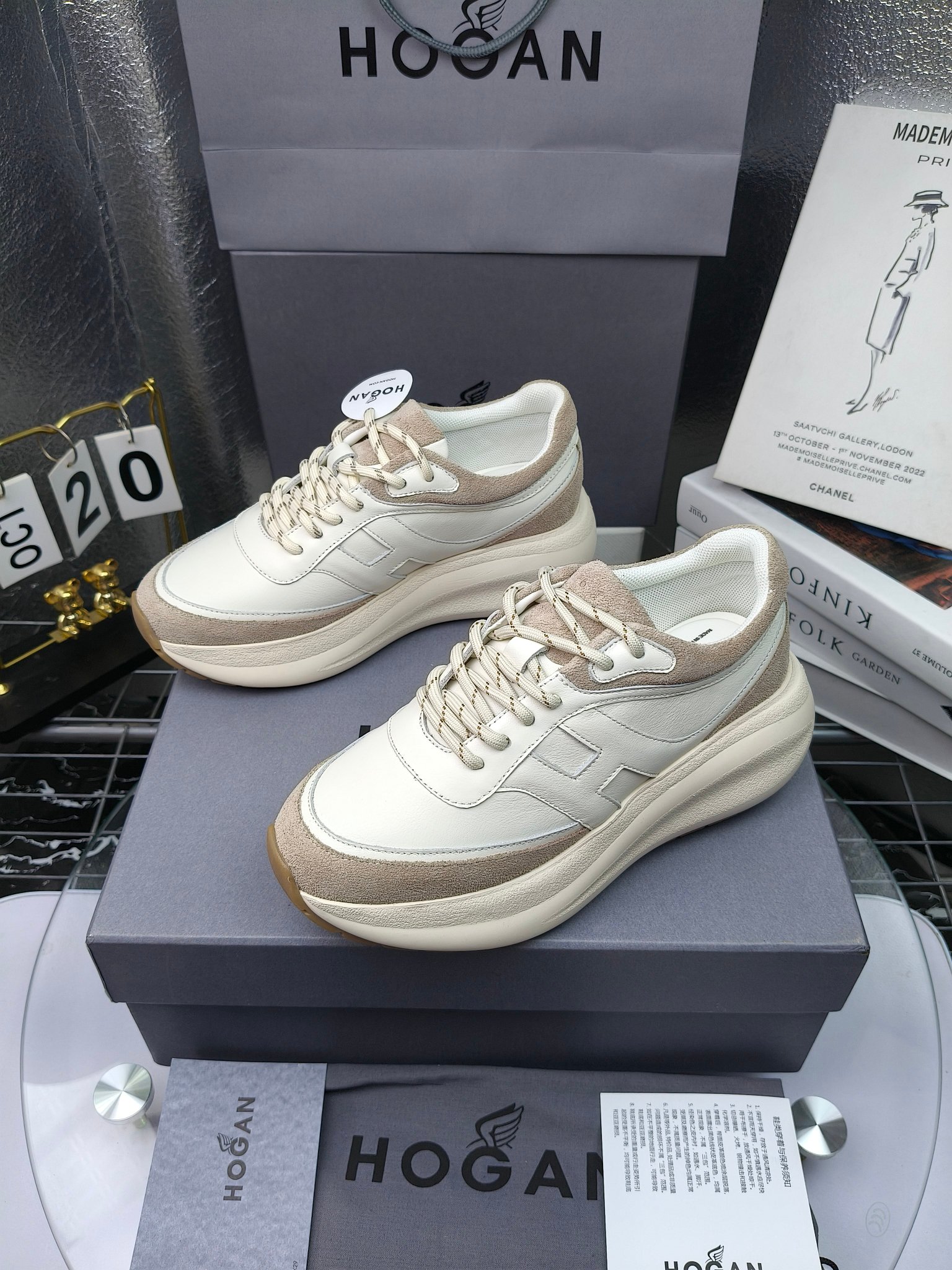 hogan
2025vs最新运动休闲爆款系列&hellip;&hellip;
出厂300
【松糕厚底胶头休闲鞋】
流行 H拼色工艺~休闲运动鞋履精湛手工设计融入军装元素，兼职实用与个性造型感;多元材质融入缤纷创作灵感，调和品牌经典与潮流格调，点亮休闲日常;搭载记忆泡沫内底缓震设计，轻盈舒适，焕呈轻巧，舒适多元化风格穿搭~~~
❶面料：定制原版牛皮
❷内里：定制原版羊皮
❸垫脚：定制原版注塑成型垫
❹大底：原版开模发泡成型底
❺码数：35-40
❻包装：原版全套包装
