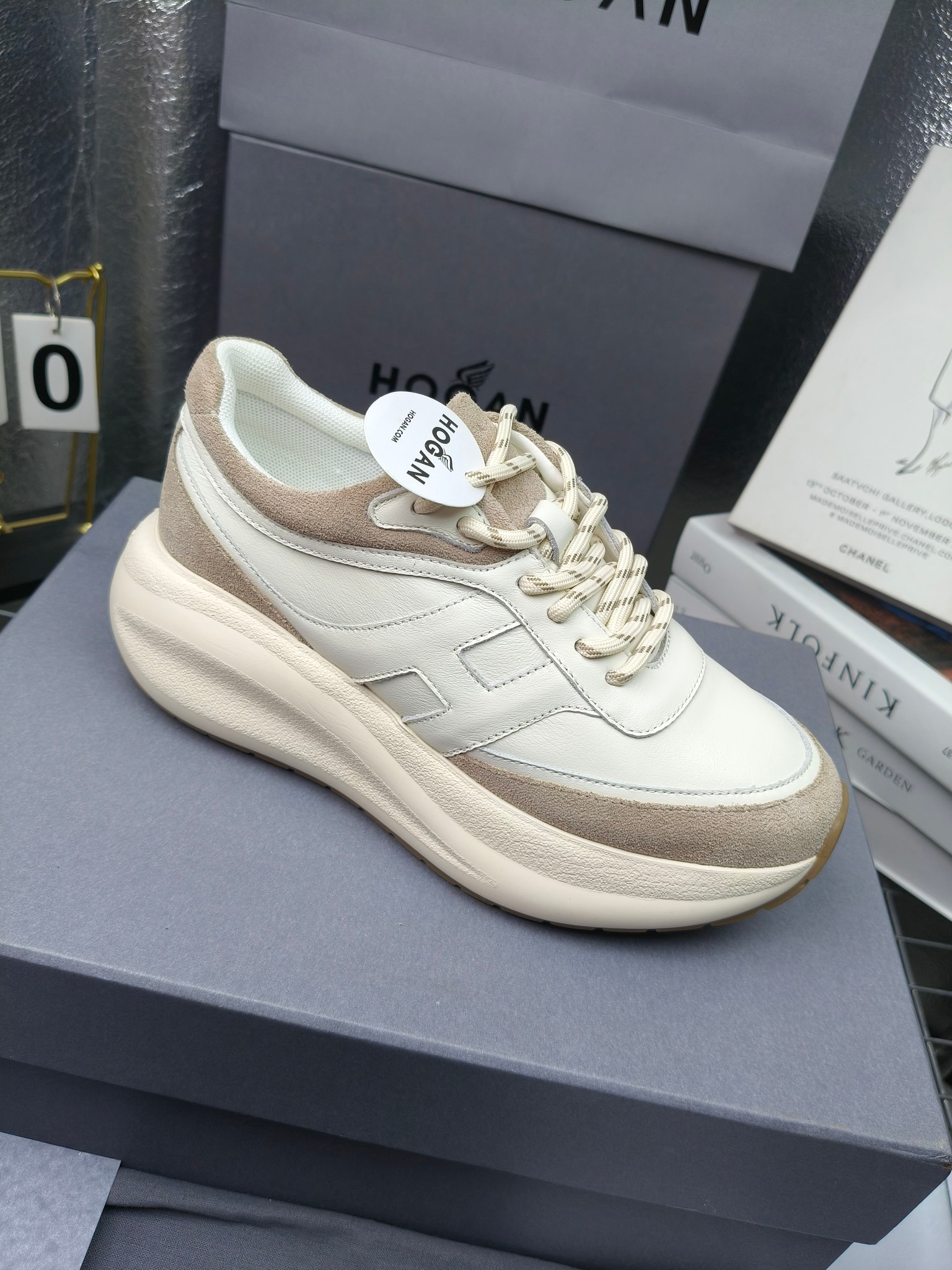 hogan
2025vs最新运动休闲爆款系列&hellip;&hellip;
出厂300
【松糕厚底胶头休闲鞋】
流行 H拼色工艺~休闲运动鞋履精湛手工设计融入军装元素，兼职实用与个性造型感;多元材质融入缤纷创作灵感，调和品牌经典与潮流格调，点亮休闲日常;搭载记忆泡沫内底缓震设计，轻盈舒适，焕呈轻巧，舒适多元化风格穿搭~~~
❶面料：定制原版牛皮
❷内里：定制原版羊皮
❸垫脚：定制原版注塑成型垫
❹大底：原版开模发泡成型底
❺码数：35-40
❻包装：原版全套包装
