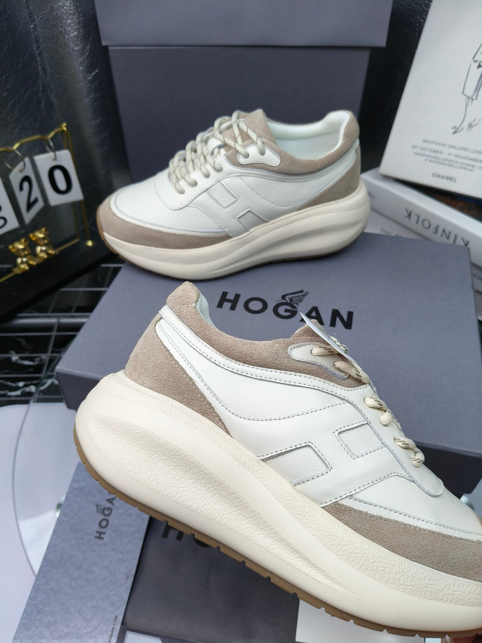 hogan
2025vs最新运动休闲爆款系列&hellip;&hellip;
出厂300
【松糕厚底胶头休闲鞋】
流行 H拼色工艺~休闲运动鞋履精湛手工设计融入军装元素，兼职实用与个性造型感;多元材质融入缤纷创作灵感，调和品牌经典与潮流格调，点亮休闲日常;搭载记忆泡沫内底缓震设计，轻盈舒适，焕呈轻巧，舒适多元化风格穿搭~~~
❶面料：定制原版牛皮
❷内里：定制原版羊皮
❸垫脚：定制原版注塑成型垫
❹大底：原版开模发泡成型底
❺码数：35-40
❻包装：原版全套包装
