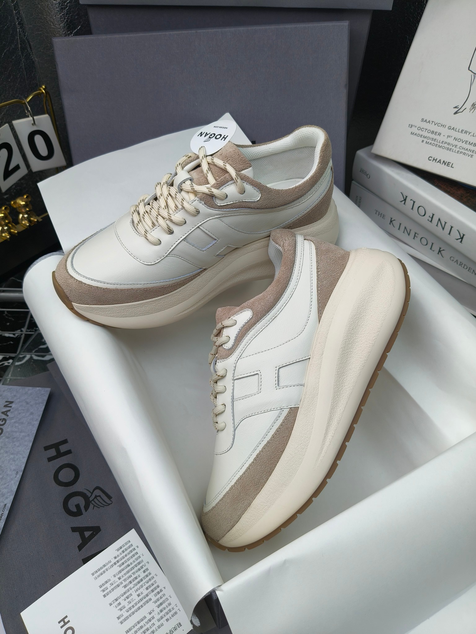 hogan
2025vs最新运动休闲爆款系列&hellip;&hellip;
出厂300
【松糕厚底胶头休闲鞋】
流行 H拼色工艺~休闲运动鞋履精湛手工设计融入军装元素，兼职实用与个性造型感;多元材质融入缤纷创作灵感，调和品牌经典与潮流格调，点亮休闲日常;搭载记忆泡沫内底缓震设计，轻盈舒适，焕呈轻巧，舒适多元化风格穿搭~~~
❶面料：定制原版牛皮
❷内里：定制原版羊皮
❸垫脚：定制原版注塑成型垫
❹大底：原版开模发泡成型底
❺码数：35-40
❻包装：原版全套包装
