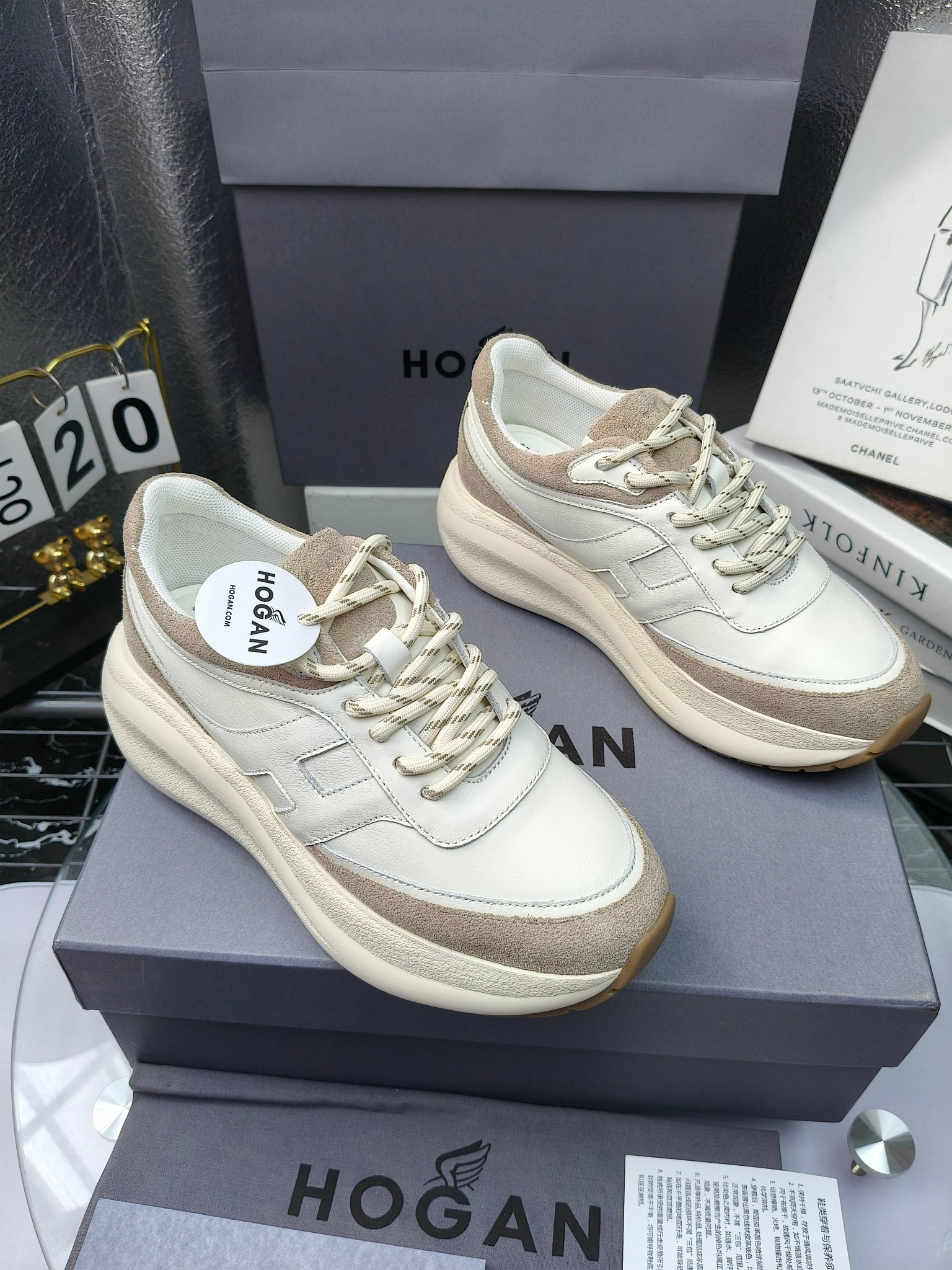 hogan
2025vs最新运动休闲爆款系列&hellip;&hellip;
出厂300
【松糕厚底胶头休闲鞋】
流行 H拼色工艺~休闲运动鞋履精湛手工设计融入军装元素，兼职实用与个性造型感;多元材质融入缤纷创作灵感，调和品牌经典与潮流格调，点亮休闲日常;搭载记忆泡沫内底缓震设计，轻盈舒适，焕呈轻巧，舒适多元化风格穿搭~~~
❶面料：定制原版牛皮
❷内里：定制原版羊皮
❸垫脚：定制原版注塑成型垫
❹大底：原版开模发泡成型底
❺码数：35-40
❻包装：原版全套包装
