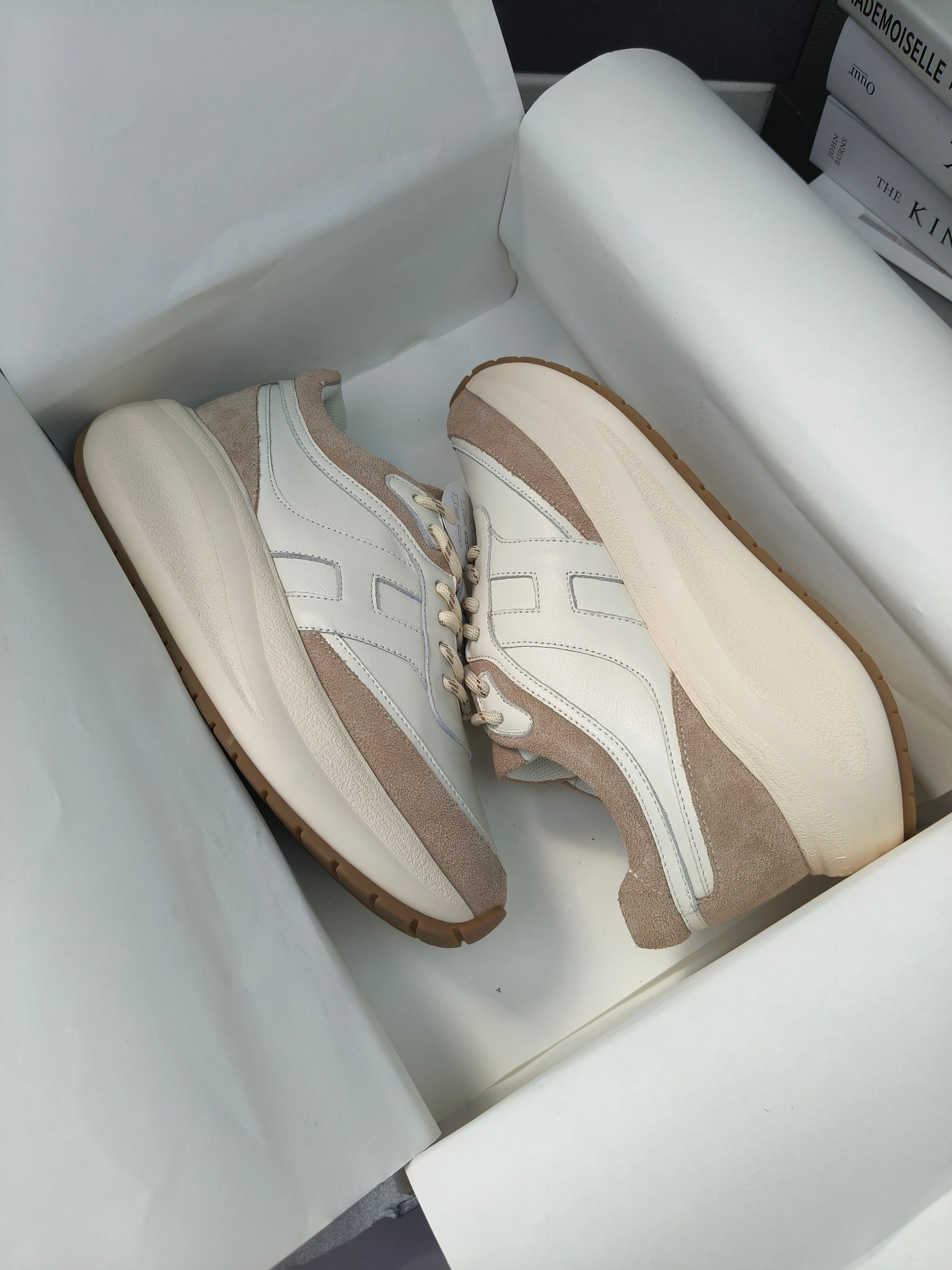 hogan
2025vs最新运动休闲爆款系列&hellip;&hellip;
出厂300
【松糕厚底胶头休闲鞋】
流行 H拼色工艺~休闲运动鞋履精湛手工设计融入军装元素，兼职实用与个性造型感;多元材质融入缤纷创作灵感，调和品牌经典与潮流格调，点亮休闲日常;搭载记忆泡沫内底缓震设计，轻盈舒适，焕呈轻巧，舒适多元化风格穿搭~~~
❶面料：定制原版牛皮
❷内里：定制原版羊皮
❸垫脚：定制原版注塑成型垫
❹大底：原版开模发泡成型底
❺码数：35-40
❻包装：原版全套包装
