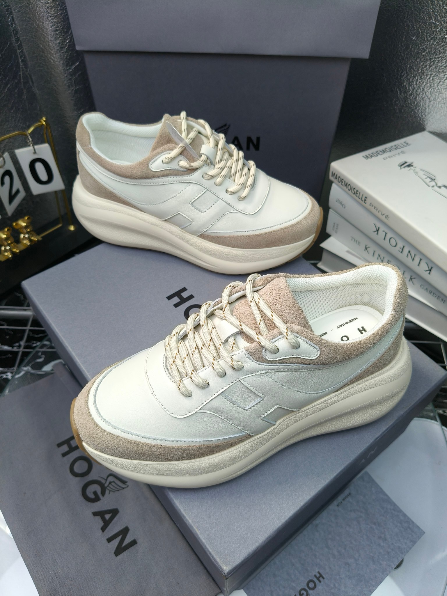 hogan
2025vs最新运动休闲爆款系列&hellip;&hellip;
出厂300
【松糕厚底胶头休闲鞋】
流行 H拼色工艺~休闲运动鞋履精湛手工设计融入军装元素，兼职实用与个性造型感;多元材质融入缤纷创作灵感，调和品牌经典与潮流格调，点亮休闲日常;搭载记忆泡沫内底缓震设计，轻盈舒适，焕呈轻巧，舒适多元化风格穿搭~~~
❶面料：定制原版牛皮
❷内里：定制原版羊皮
❸垫脚：定制原版注塑成型垫
❹大底：原版开模发泡成型底
❺码数：35-40
❻包装：原版全套包装
