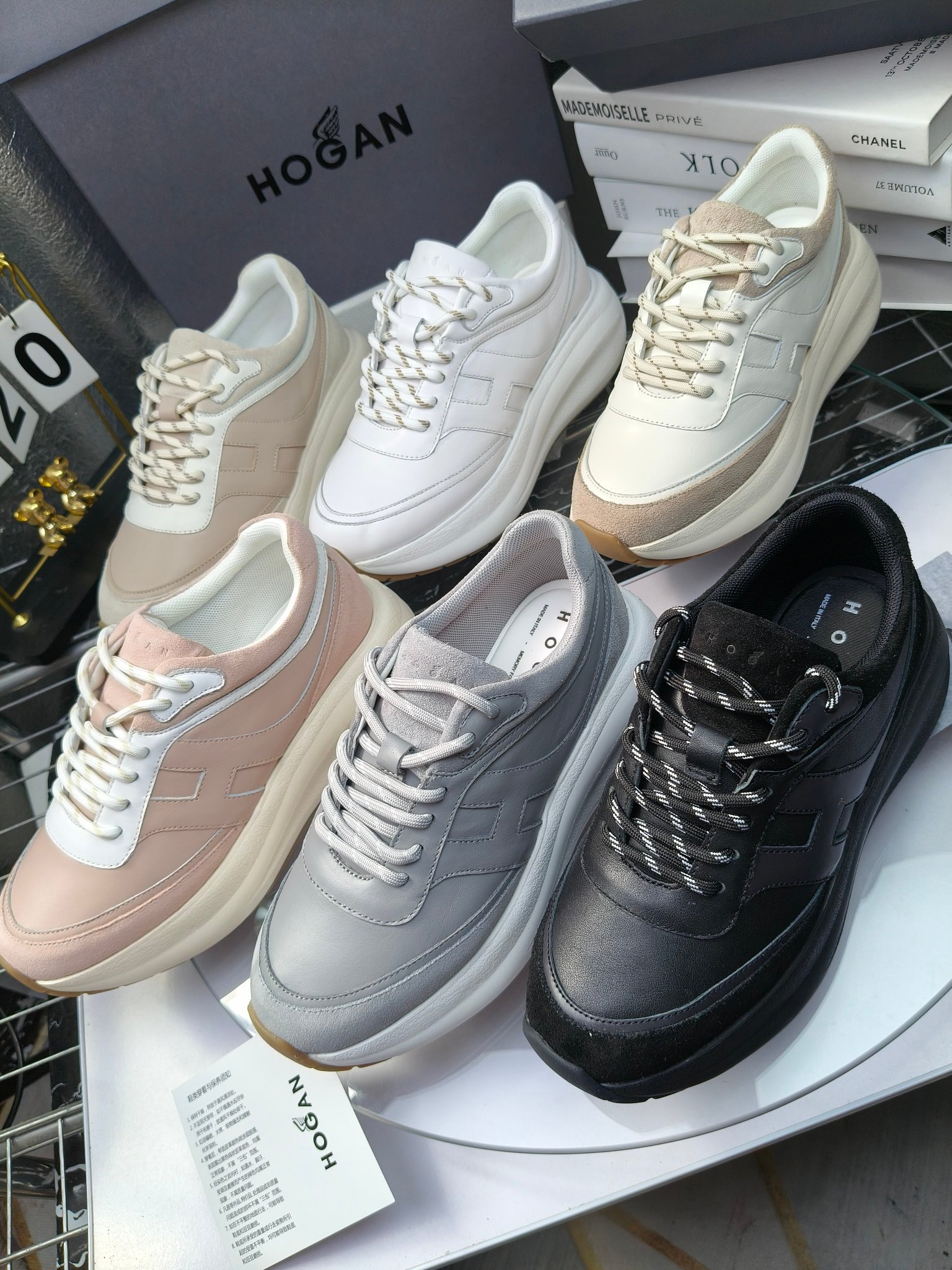 hogan
2025vs最新运动休闲爆款系列&hellip;&hellip;
出厂300
【松糕厚底胶头休闲鞋】
流行 H拼色工艺~休闲运动鞋履精湛手工设计融入军装元素，兼职实用与个性造型感;多元材质融入缤纷创作灵感，调和品牌经典与潮流格调，点亮休闲日常;搭载记忆泡沫内底缓震设计，轻盈舒适，焕呈轻巧，舒适多元化风格穿搭~~~
❶面料：定制原版牛皮
❷内里：定制原版羊皮
❸垫脚：定制原版注塑成型垫
❹大底：原版开模发泡成型底
❺码数：35-40
❻包装：原版全套包装
