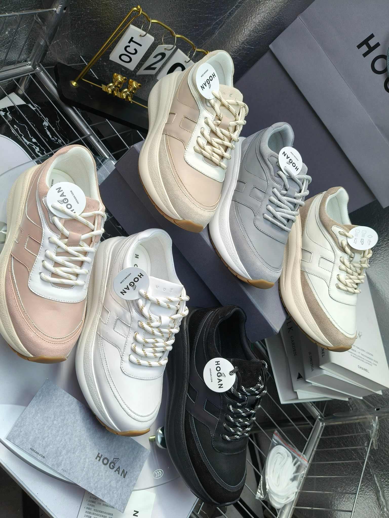 hogan
2025vs最新运动休闲爆款系列&hellip;&hellip;
出厂300
【松糕厚底胶头休闲鞋】
流行 H拼色工艺~休闲运动鞋履精湛手工设计融入军装元素，兼职实用与个性造型感;多元材质融入缤纷创作灵感，调和品牌经典与潮流格调，点亮休闲日常;搭载记忆泡沫内底缓震设计，轻盈舒适，焕呈轻巧，舒适多元化风格穿搭~~~
❶面料：定制原版牛皮
❷内里：定制原版羊皮
❸垫脚：定制原版注塑成型垫
❹大底：原版开模发泡成型底
❺码数：35-40
❻包装：原版全套包装
