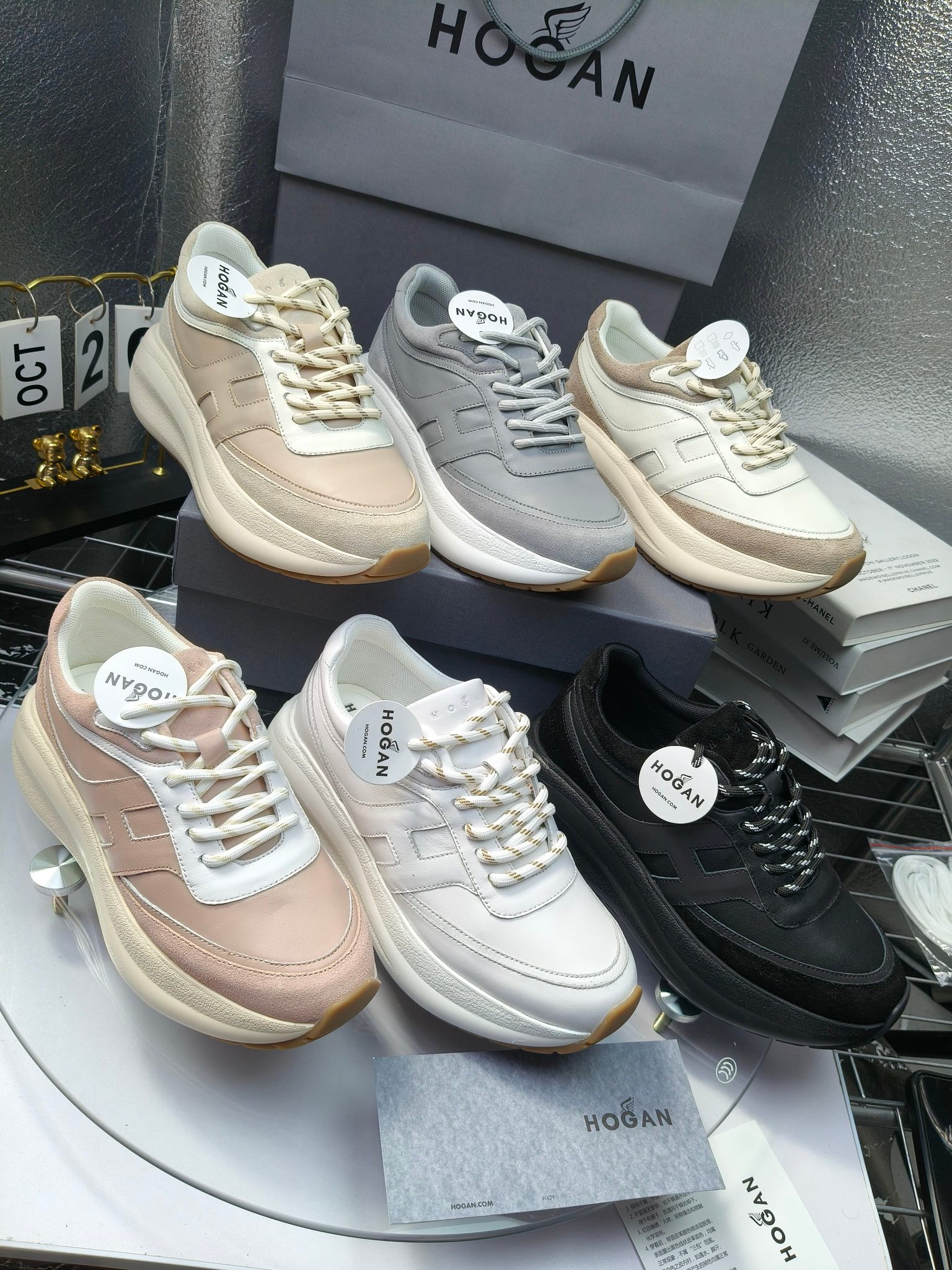 hogan
2025vs最新运动休闲爆款系列&hellip;&hellip;
出厂300
【松糕厚底胶头休闲鞋】
流行 H拼色工艺~休闲运动鞋履精湛手工设计融入军装元素，兼职实用与个性造型感;多元材质融入缤纷创作灵感，调和品牌经典与潮流格调，点亮休闲日常;搭载记忆泡沫内底缓震设计，轻盈舒适，焕呈轻巧，舒适多元化风格穿搭~~~
❶面料：定制原版牛皮
❷内里：定制原版羊皮
❸垫脚：定制原版注塑成型垫
❹大底：原版开模发泡成型底
❺码数：35-40
❻包装：原版全套包装
