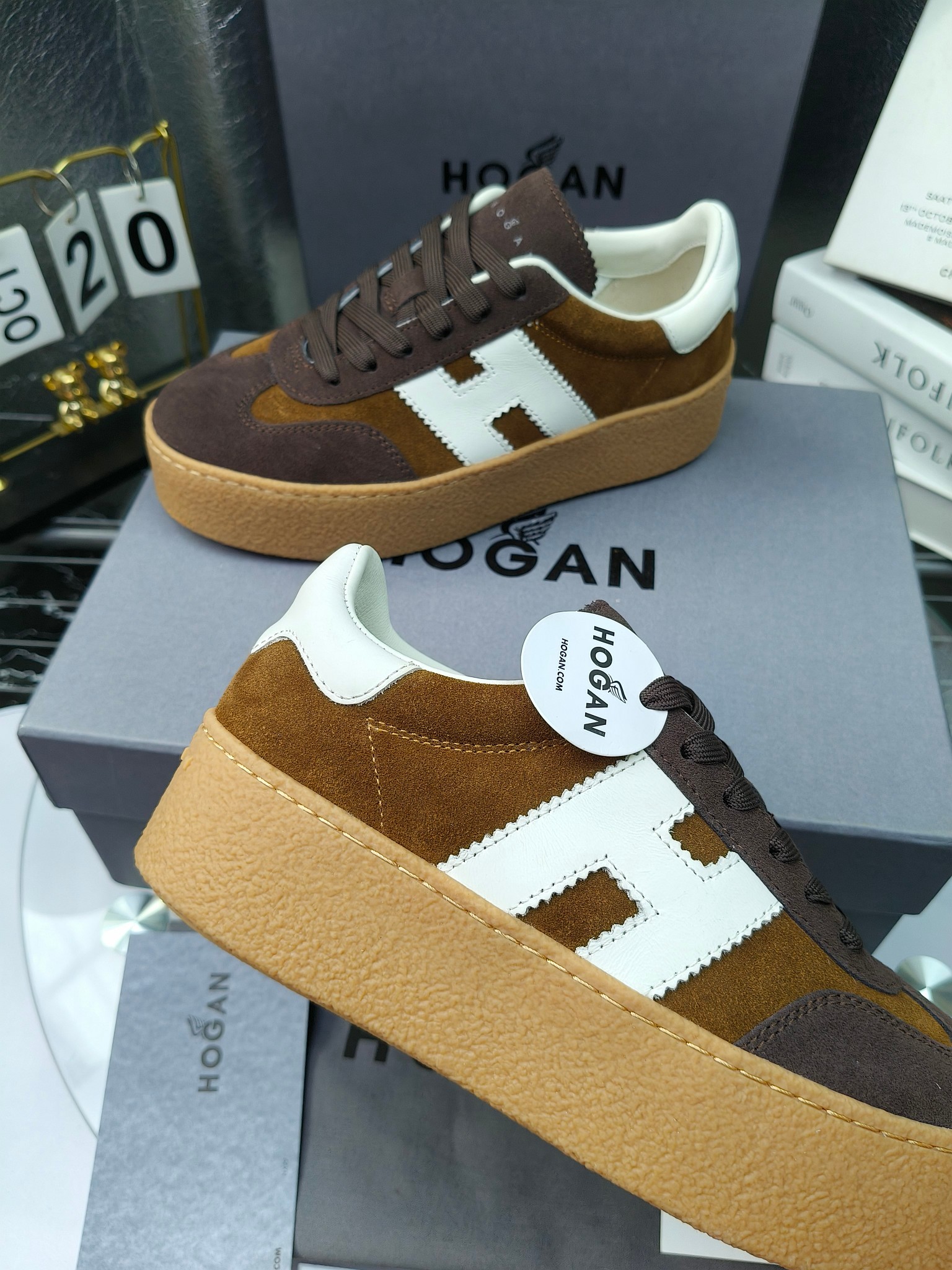 Hogan霍根 最新Platform系列H698 厚底 休闲 运动鞋 德训鞋
出厂280
原版购入开发 做货 这款Platform系列运动休闲鞋，线条勾绘，重构风格，释出飒爽步伐。巧妙糅合复古元素和都市时尚，鞋型简约利落又不失鲜明新意自我
配送精美包装🛍📦
▪️面料: 料采用金属牛皮，哑光细腻混种羊
▪️内里: 丝绸羊皮内里，透气毛巾布里，吸汗柔软。
▪️大底: 原版开模防滑橡胶大底
▪️底厚: 4.5CM（含半插内增高5.8）
▪️Size: 女款35-40