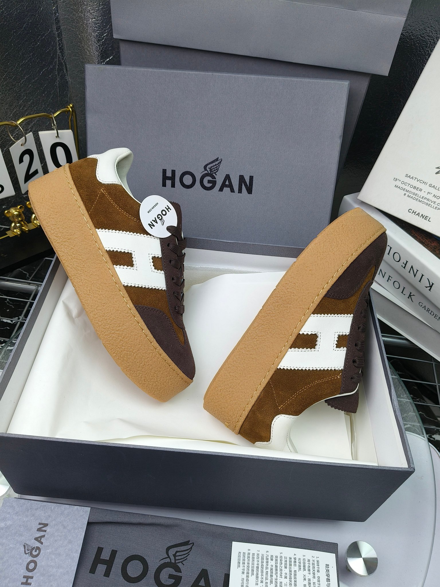 Hogan霍根 最新Platform系列H698 厚底 休闲 运动鞋 德训鞋
出厂280
原版购入开发 做货 这款Platform系列运动休闲鞋，线条勾绘，重构风格，释出飒爽步伐。巧妙糅合复古元素和都市时尚，鞋型简约利落又不失鲜明新意自我
配送精美包装🛍📦
▪️面料: 料采用金属牛皮，哑光细腻混种羊
▪️内里: 丝绸羊皮内里，透气毛巾布里，吸汗柔软。
▪️大底: 原版开模防滑橡胶大底
▪️底厚: 4.5CM（含半插内增高5.8）
▪️Size: 女款35-40