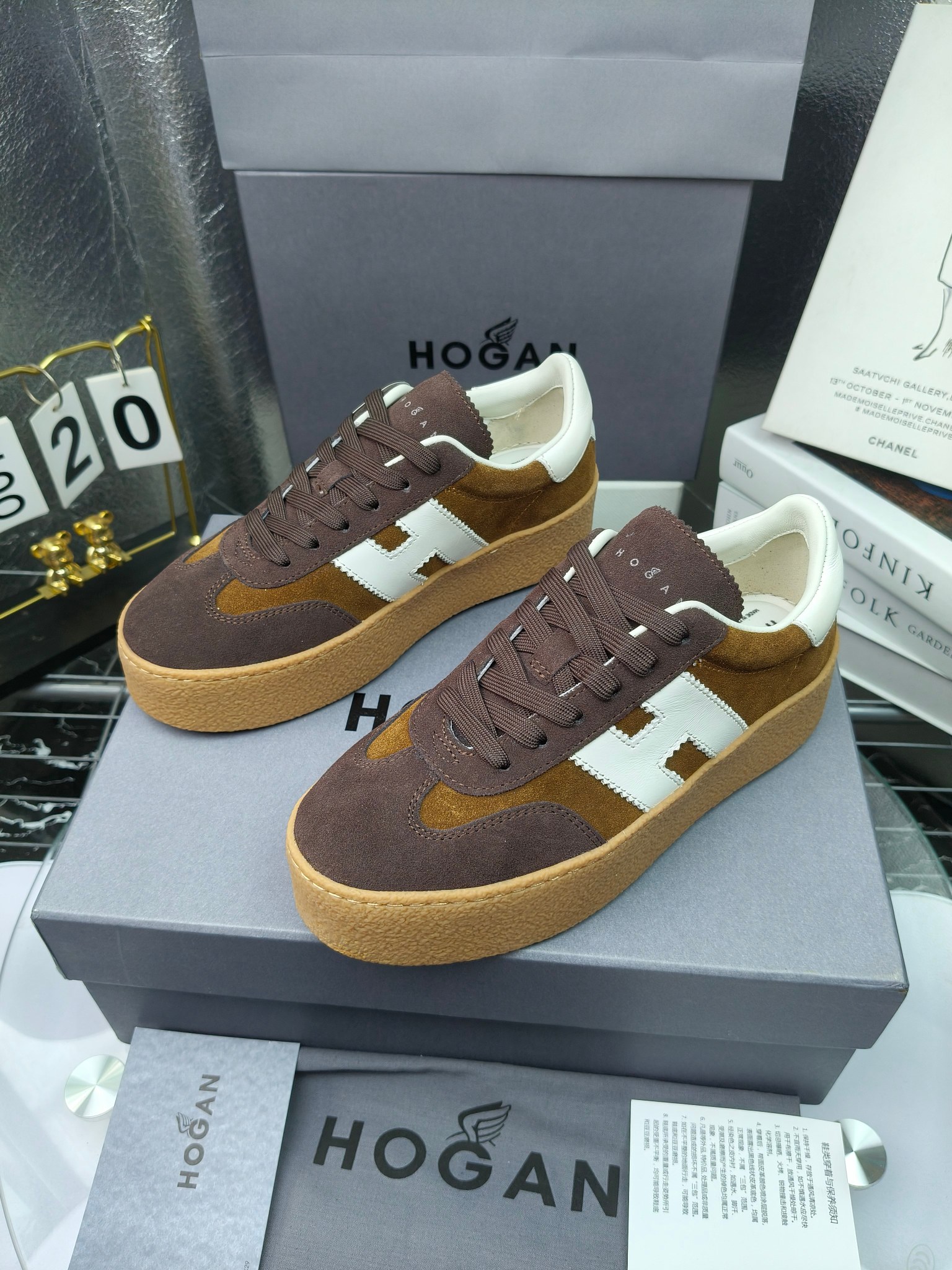 Hogan霍根 最新Platform系列H698 厚底 休闲 运动鞋 德训鞋
出厂280
原版购入开发 做货 这款Platform系列运动休闲鞋，线条勾绘，重构风格，释出飒爽步伐。巧妙糅合复古元素和都市时尚，鞋型简约利落又不失鲜明新意自我
配送精美包装🛍📦
▪️面料: 料采用金属牛皮，哑光细腻混种羊
▪️内里: 丝绸羊皮内里，透气毛巾布里，吸汗柔软。
▪️大底: 原版开模防滑橡胶大底
▪️底厚: 4.5CM（含半插内增高5.8）
▪️Size: 女款35-40