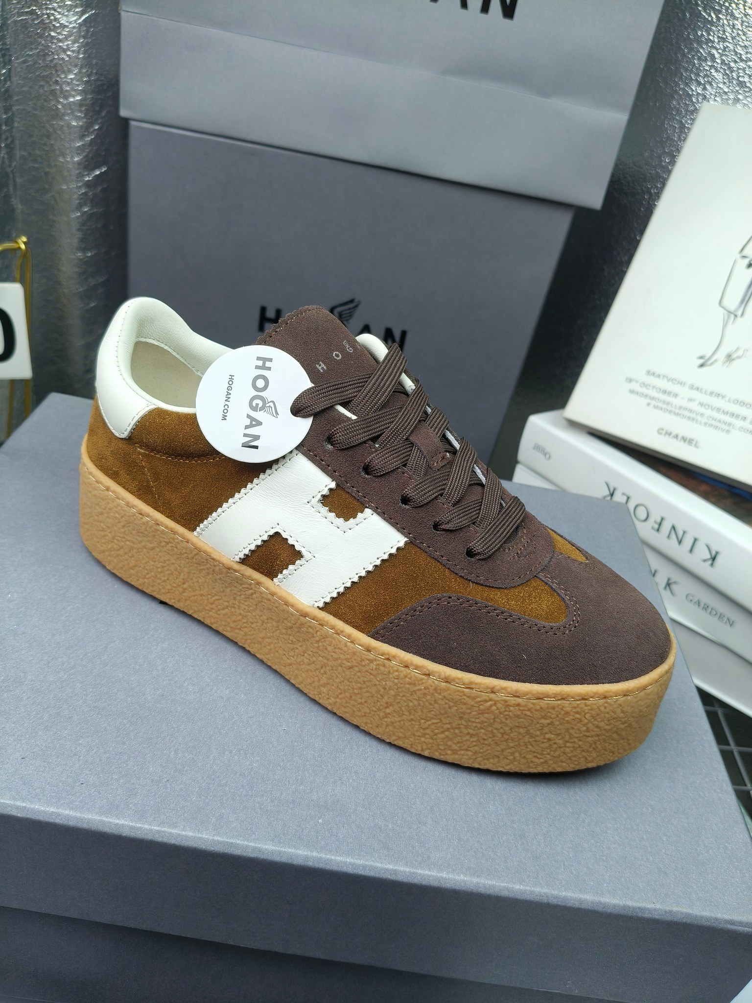 Hogan霍根 最新Platform系列H698 厚底 休闲 运动鞋 德训鞋
出厂280
原版购入开发 做货 这款Platform系列运动休闲鞋，线条勾绘，重构风格，释出飒爽步伐。巧妙糅合复古元素和都市时尚，鞋型简约利落又不失鲜明新意自我
配送精美包装🛍📦
▪️面料: 料采用金属牛皮，哑光细腻混种羊
▪️内里: 丝绸羊皮内里，透气毛巾布里，吸汗柔软。
▪️大底: 原版开模防滑橡胶大底
▪️底厚: 4.5CM（含半插内增高5.8）
▪️Size: 女款35-40