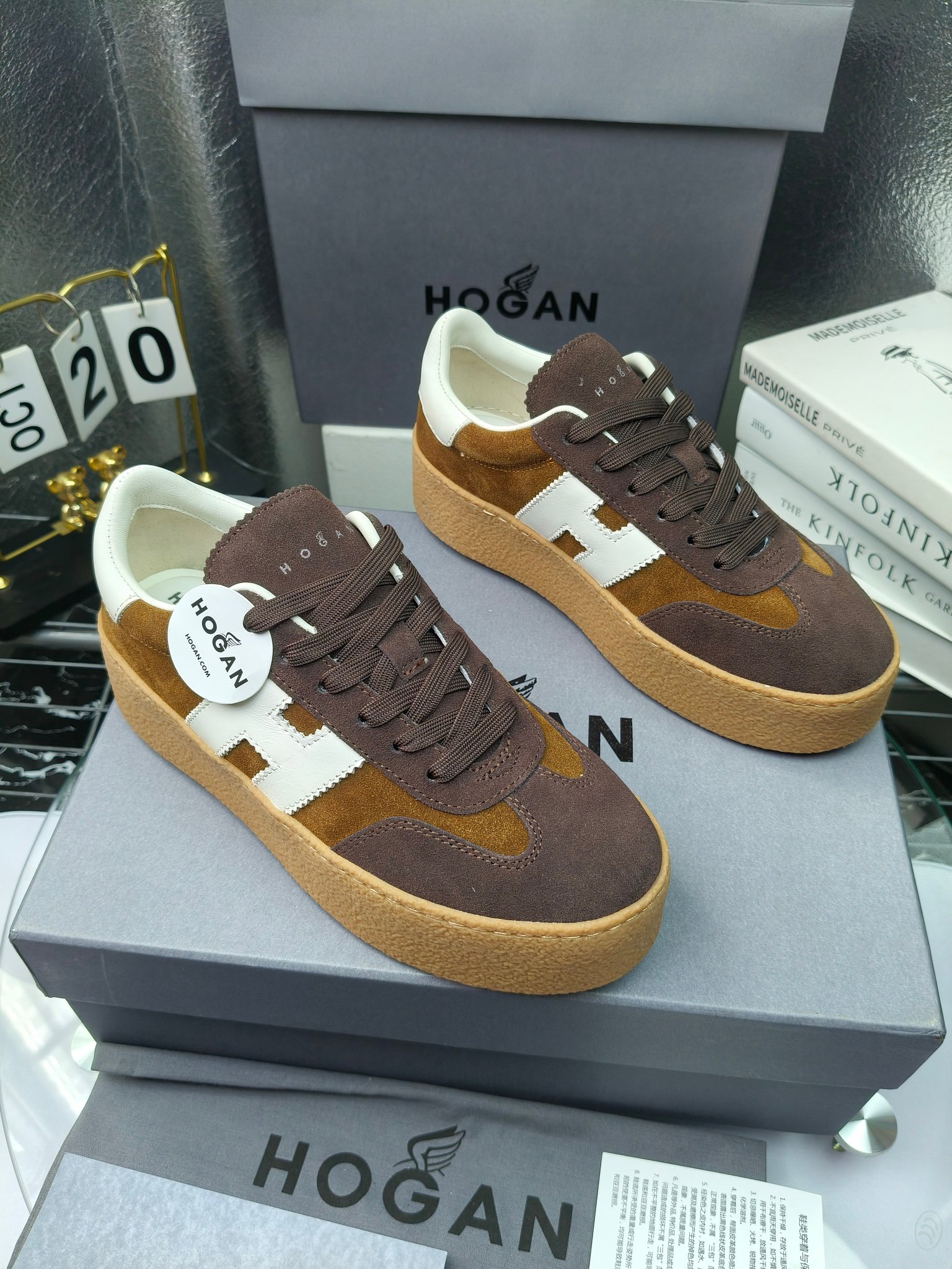 Hogan霍根 最新Platform系列H698 厚底 休闲 运动鞋 德训鞋
出厂280
原版购入开发 做货 这款Platform系列运动休闲鞋，线条勾绘，重构风格，释出飒爽步伐。巧妙糅合复古元素和都市时尚，鞋型简约利落又不失鲜明新意自我
配送精美包装🛍📦
▪️面料: 料采用金属牛皮，哑光细腻混种羊
▪️内里: 丝绸羊皮内里，透气毛巾布里，吸汗柔软。
▪️大底: 原版开模防滑橡胶大底
▪️底厚: 4.5CM（含半插内增高5.8）
▪️Size: 女款35-40