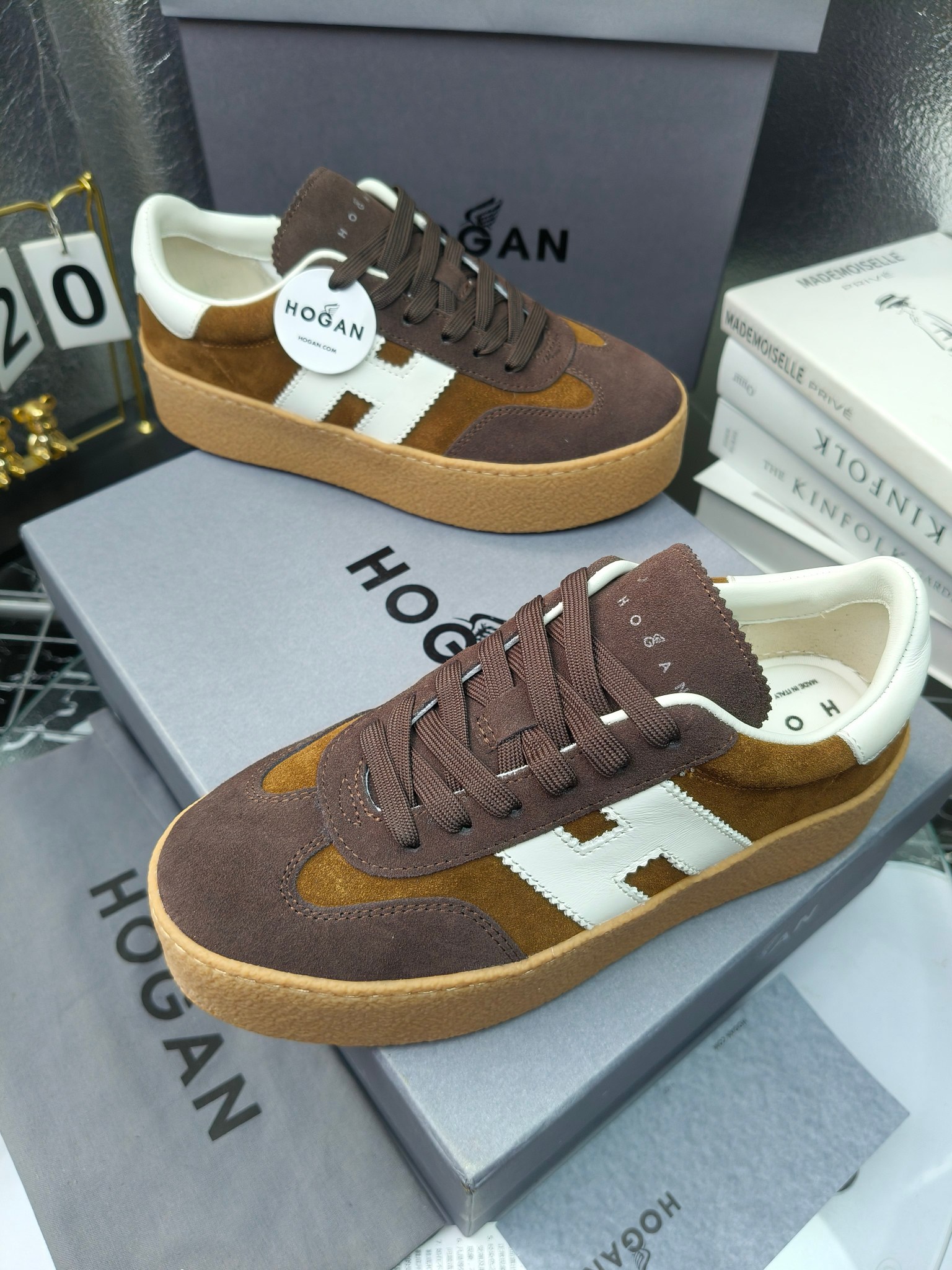 Hogan霍根 最新Platform系列H698 厚底 休闲 运动鞋 德训鞋
出厂280
原版购入开发 做货 这款Platform系列运动休闲鞋，线条勾绘，重构风格，释出飒爽步伐。巧妙糅合复古元素和都市时尚，鞋型简约利落又不失鲜明新意自我
配送精美包装🛍📦
▪️面料: 料采用金属牛皮，哑光细腻混种羊
▪️内里: 丝绸羊皮内里，透气毛巾布里，吸汗柔软。
▪️大底: 原版开模防滑橡胶大底
▪️底厚: 4.5CM（含半插内增高5.8）
▪️Size: 女款35-40