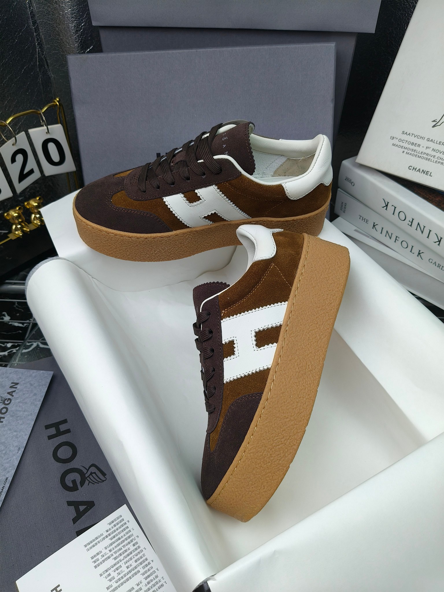 Hogan霍根 最新Platform系列H698 厚底 休闲 运动鞋 德训鞋
出厂280
原版购入开发 做货 这款Platform系列运动休闲鞋，线条勾绘，重构风格，释出飒爽步伐。巧妙糅合复古元素和都市时尚，鞋型简约利落又不失鲜明新意自我
配送精美包装🛍📦
▪️面料: 料采用金属牛皮，哑光细腻混种羊
▪️内里: 丝绸羊皮内里，透气毛巾布里，吸汗柔软。
▪️大底: 原版开模防滑橡胶大底
▪️底厚: 4.5CM（含半插内增高5.8）
▪️Size: 女款35-40