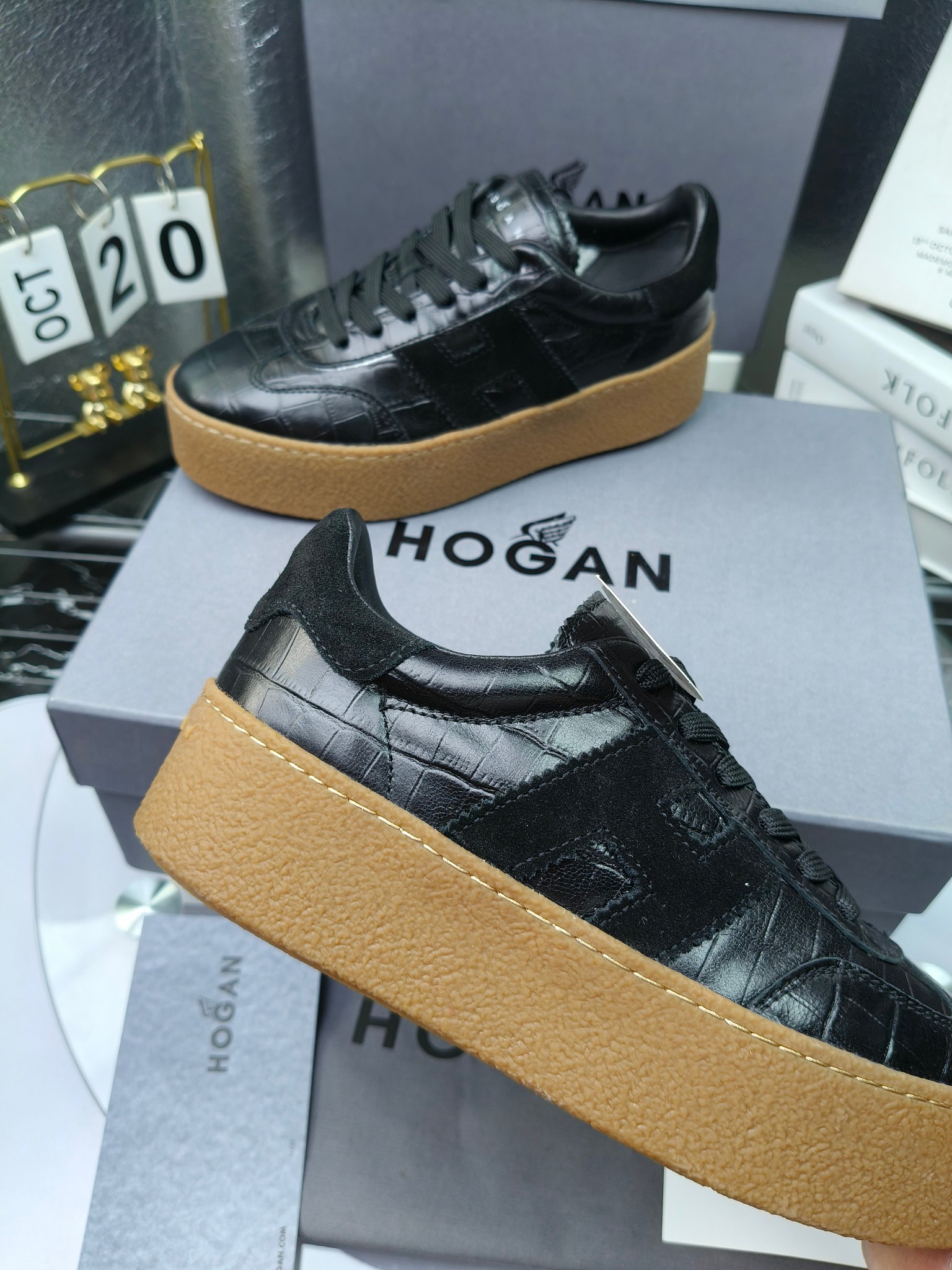 Hogan霍根 最新Platform系列H698 厚底 休闲 运动鞋 德训鞋
出厂280
原版购入开发 做货 这款Platform系列运动休闲鞋，线条勾绘，重构风格，释出飒爽步伐。巧妙糅合复古元素和都市时尚，鞋型简约利落又不失鲜明新意自我
配送精美包装🛍📦
▪️面料: 料采用金属牛皮，哑光细腻混种羊
▪️内里: 丝绸羊皮内里，透气毛巾布里，吸汗柔软。
▪️大底: 原版开模防滑橡胶大底
▪️底厚: 4.5CM（含半插内增高5.8）
▪️Size: 女款35-40