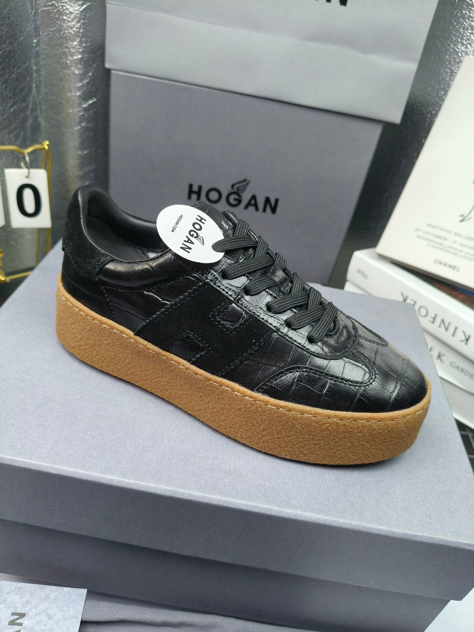 Hogan霍根 最新Platform系列H698 厚底 休闲 运动鞋 德训鞋
出厂280
原版购入开发 做货 这款Platform系列运动休闲鞋，线条勾绘，重构风格，释出飒爽步伐。巧妙糅合复古元素和都市时尚，鞋型简约利落又不失鲜明新意自我
配送精美包装🛍📦
▪️面料: 料采用金属牛皮，哑光细腻混种羊
▪️内里: 丝绸羊皮内里，透气毛巾布里，吸汗柔软。
▪️大底: 原版开模防滑橡胶大底
▪️底厚: 4.5CM（含半插内增高5.8）
▪️Size: 女款35-40