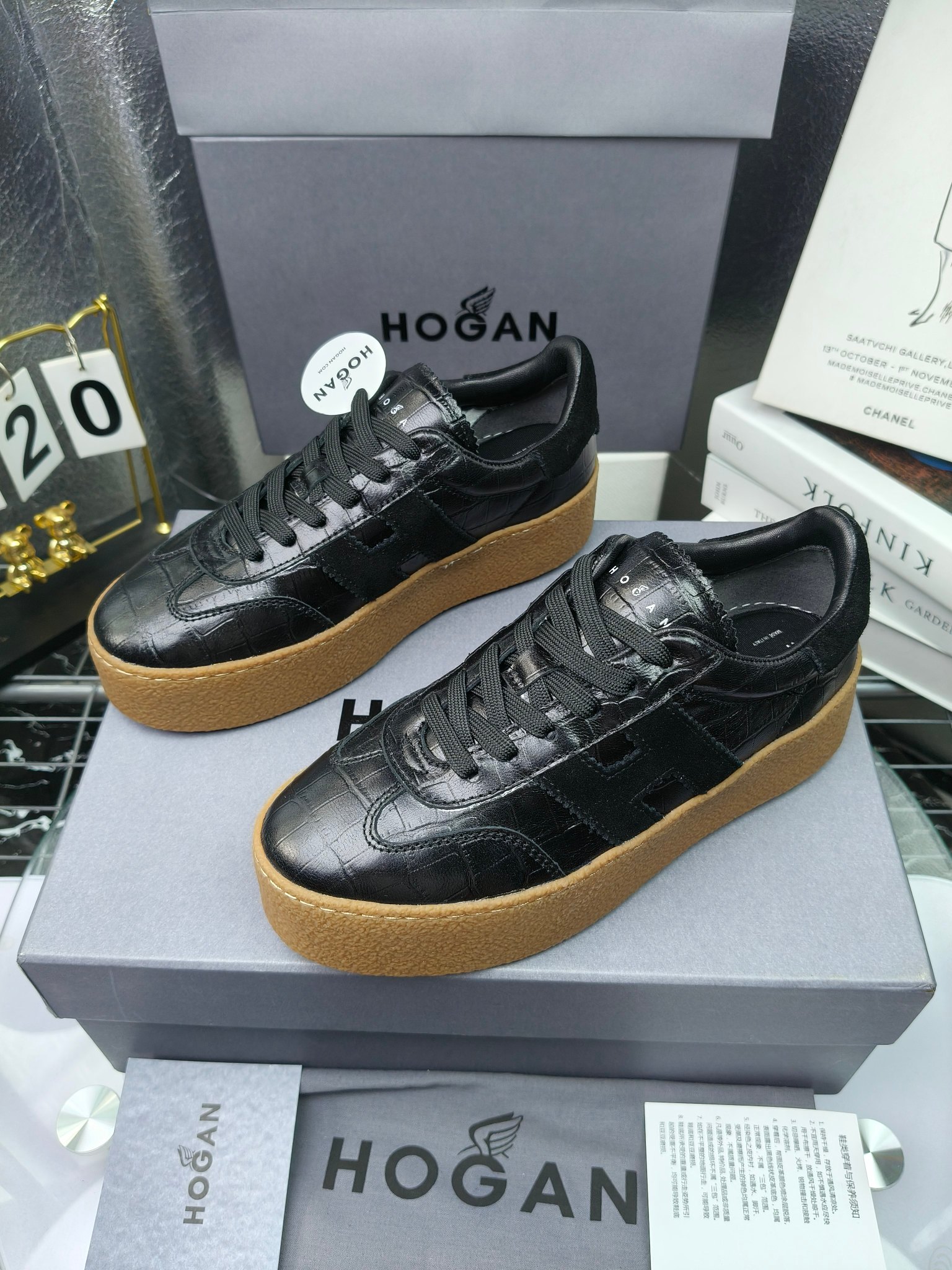 Hogan霍根 最新Platform系列H698 厚底 休闲 运动鞋 德训鞋
出厂280
原版购入开发 做货 这款Platform系列运动休闲鞋，线条勾绘，重构风格，释出飒爽步伐。巧妙糅合复古元素和都市时尚，鞋型简约利落又不失鲜明新意自我
配送精美包装🛍📦
▪️面料: 料采用金属牛皮，哑光细腻混种羊
▪️内里: 丝绸羊皮内里，透气毛巾布里，吸汗柔软。
▪️大底: 原版开模防滑橡胶大底
▪️底厚: 4.5CM（含半插内增高5.8）
▪️Size: 女款35-40