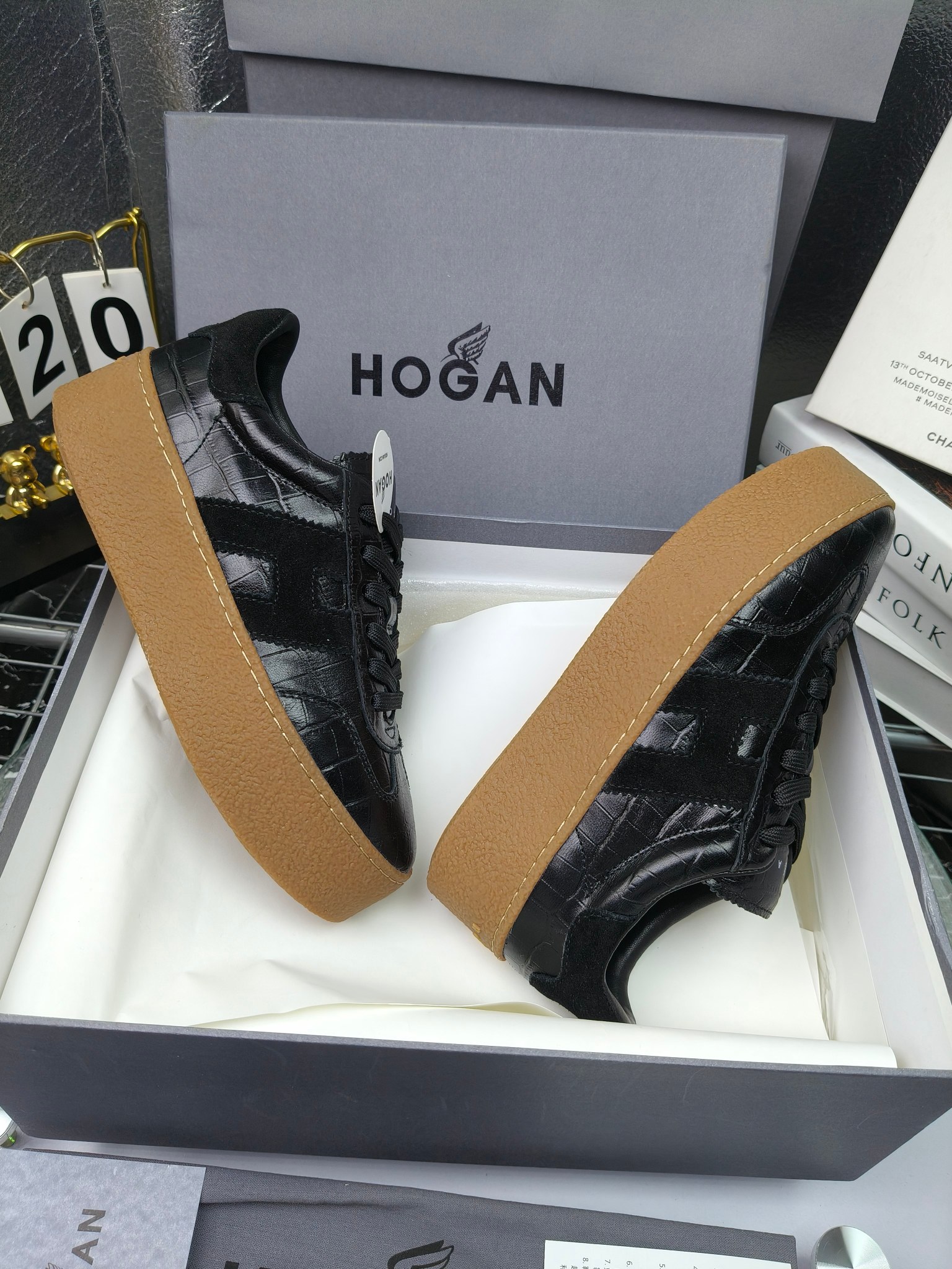 Hogan霍根 最新Platform系列H698 厚底 休闲 运动鞋 德训鞋
出厂280
原版购入开发 做货 这款Platform系列运动休闲鞋，线条勾绘，重构风格，释出飒爽步伐。巧妙糅合复古元素和都市时尚，鞋型简约利落又不失鲜明新意自我
配送精美包装🛍📦
▪️面料: 料采用金属牛皮，哑光细腻混种羊
▪️内里: 丝绸羊皮内里，透气毛巾布里，吸汗柔软。
▪️大底: 原版开模防滑橡胶大底
▪️底厚: 4.5CM（含半插内增高5.8）
▪️Size: 女款35-40