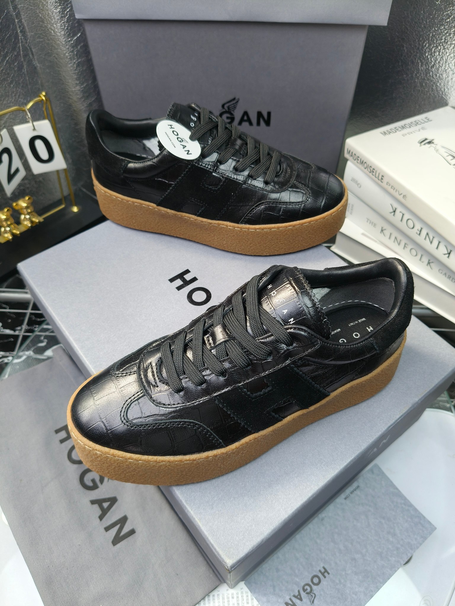 Hogan霍根 最新Platform系列H698 厚底 休闲 运动鞋 德训鞋
出厂280
原版购入开发 做货 这款Platform系列运动休闲鞋，线条勾绘，重构风格，释出飒爽步伐。巧妙糅合复古元素和都市时尚，鞋型简约利落又不失鲜明新意自我
配送精美包装🛍📦
▪️面料: 料采用金属牛皮，哑光细腻混种羊
▪️内里: 丝绸羊皮内里，透气毛巾布里，吸汗柔软。
▪️大底: 原版开模防滑橡胶大底
▪️底厚: 4.5CM（含半插内增高5.8）
▪️Size: 女款35-40