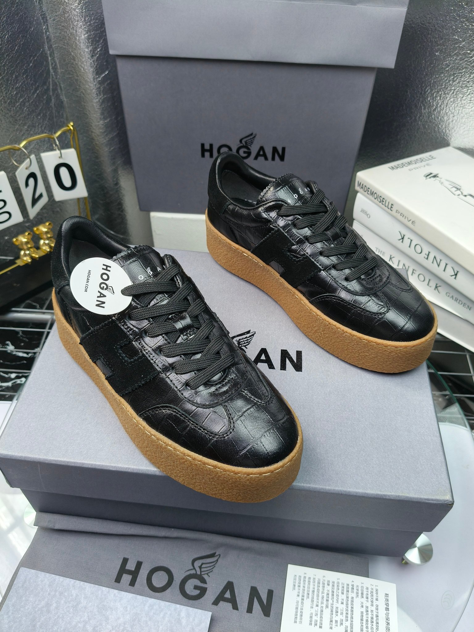Hogan霍根 最新Platform系列H698 厚底 休闲 运动鞋 德训鞋
出厂280
原版购入开发 做货 这款Platform系列运动休闲鞋，线条勾绘，重构风格，释出飒爽步伐。巧妙糅合复古元素和都市时尚，鞋型简约利落又不失鲜明新意自我
配送精美包装🛍📦
▪️面料: 料采用金属牛皮，哑光细腻混种羊
▪️内里: 丝绸羊皮内里，透气毛巾布里，吸汗柔软。
▪️大底: 原版开模防滑橡胶大底
▪️底厚: 4.5CM（含半插内增高5.8）
▪️Size: 女款35-40