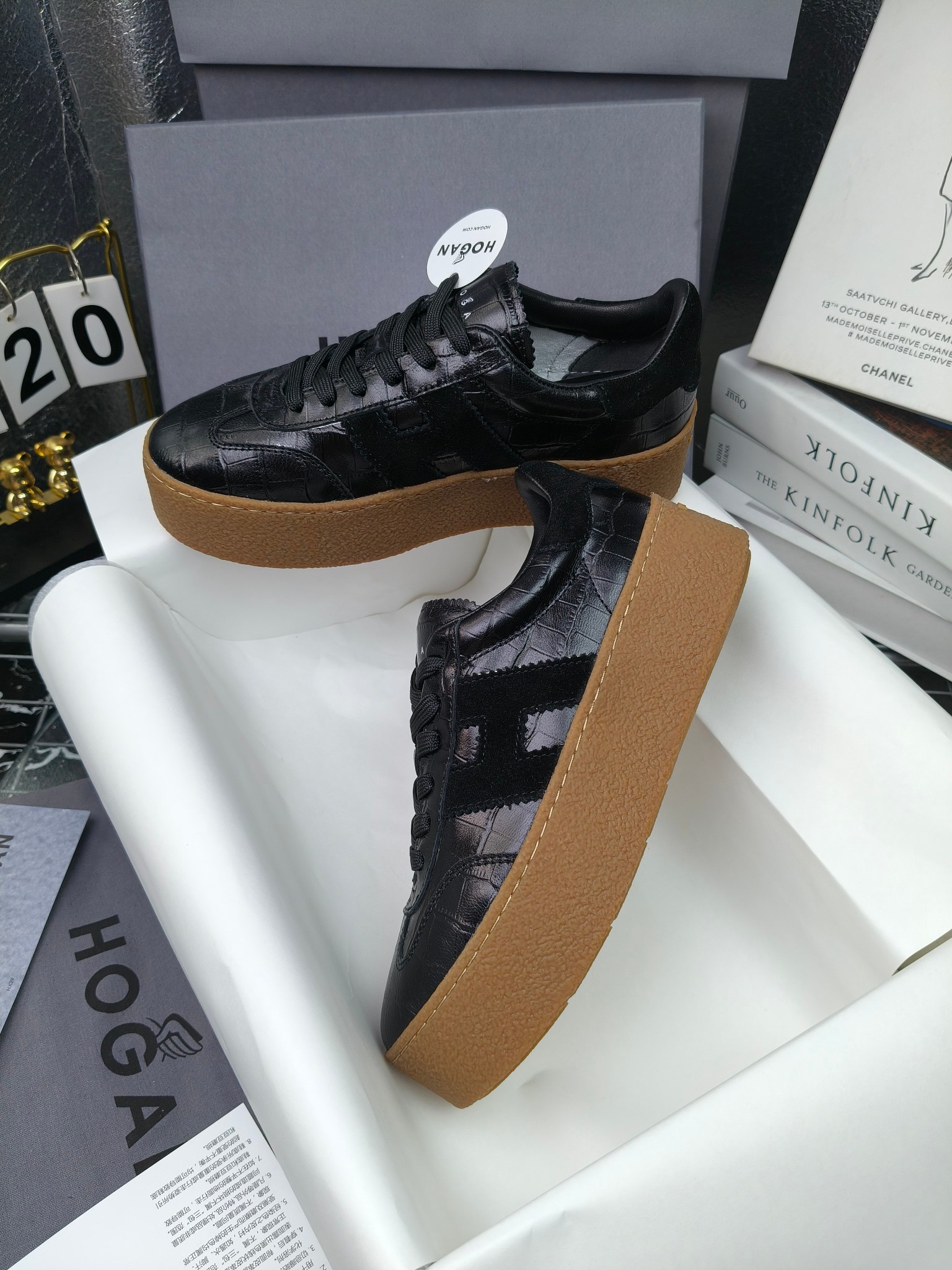 Hogan霍根 最新Platform系列H698 厚底 休闲 运动鞋 德训鞋
出厂280
原版购入开发 做货 这款Platform系列运动休闲鞋，线条勾绘，重构风格，释出飒爽步伐。巧妙糅合复古元素和都市时尚，鞋型简约利落又不失鲜明新意自我
配送精美包装🛍📦
▪️面料: 料采用金属牛皮，哑光细腻混种羊
▪️内里: 丝绸羊皮内里，透气毛巾布里，吸汗柔软。
▪️大底: 原版开模防滑橡胶大底
▪️底厚: 4.5CM（含半插内增高5.8）
▪️Size: 女款35-40