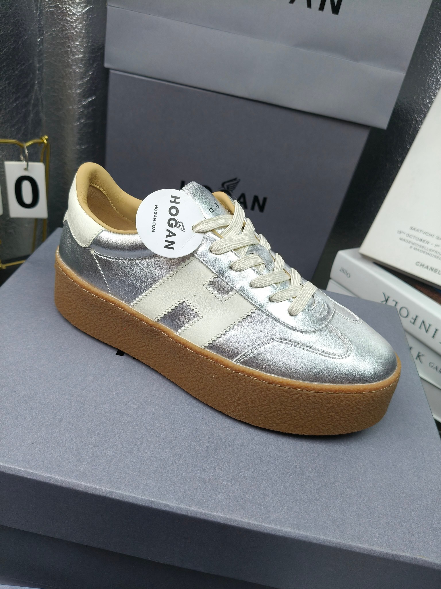 Hogan霍根 最新Platform系列H698 厚底 休闲 运动鞋 德训鞋
出厂280
原版购入开发 做货 这款Platform系列运动休闲鞋，线条勾绘，重构风格，释出飒爽步伐。巧妙糅合复古元素和都市时尚，鞋型简约利落又不失鲜明新意自我
配送精美包装🛍📦
▪️面料: 料采用金属牛皮，哑光细腻混种羊
▪️内里: 丝绸羊皮内里，透气毛巾布里，吸汗柔软。
▪️大底: 原版开模防滑橡胶大底
▪️底厚: 4.5CM（含半插内增高5.8）
▪️Size: 女款35-40