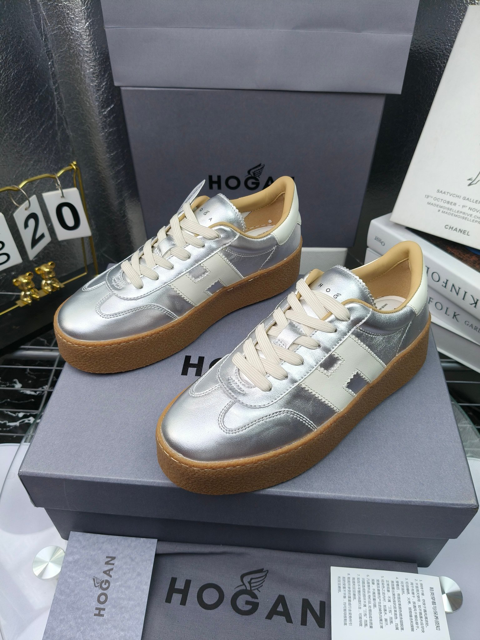 Hogan霍根 最新Platform系列H698 厚底 休闲 运动鞋 德训鞋
出厂280
原版购入开发 做货 这款Platform系列运动休闲鞋，线条勾绘，重构风格，释出飒爽步伐。巧妙糅合复古元素和都市时尚，鞋型简约利落又不失鲜明新意自我
配送精美包装🛍📦
▪️面料: 料采用金属牛皮，哑光细腻混种羊
▪️内里: 丝绸羊皮内里，透气毛巾布里，吸汗柔软。
▪️大底: 原版开模防滑橡胶大底
▪️底厚: 4.5CM（含半插内增高5.8）
▪️Size: 女款35-40