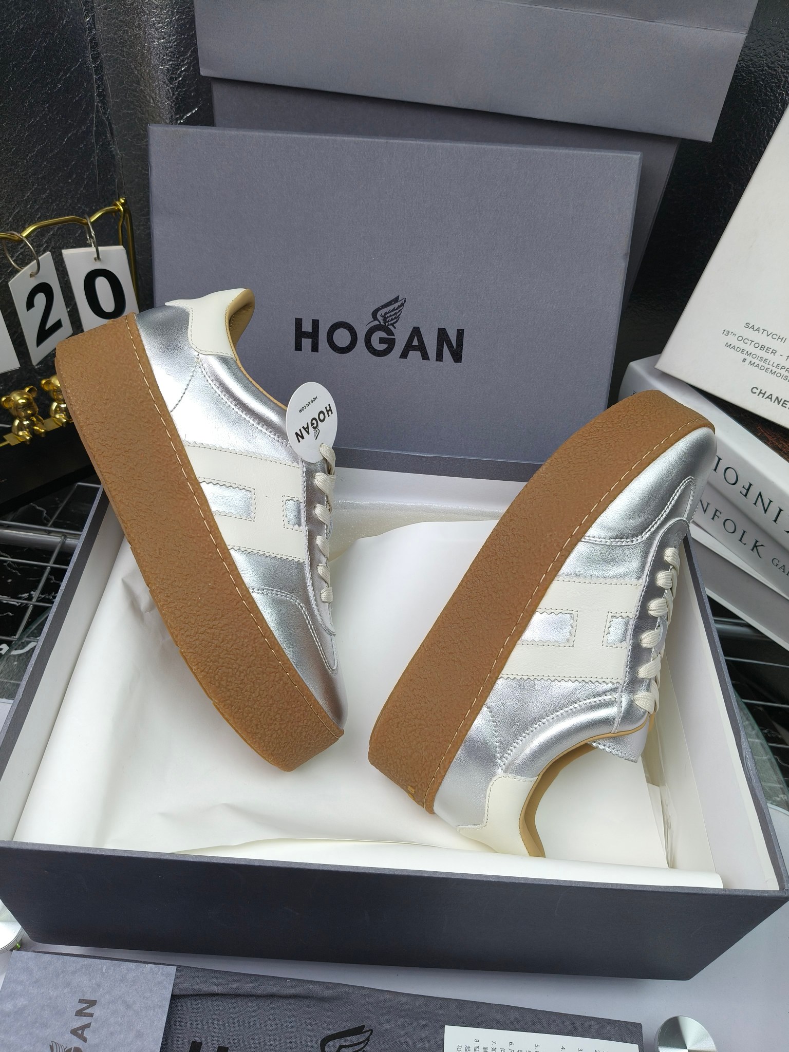 Hogan霍根 最新Platform系列H698 厚底 休闲 运动鞋 德训鞋
出厂280
原版购入开发 做货 这款Platform系列运动休闲鞋，线条勾绘，重构风格，释出飒爽步伐。巧妙糅合复古元素和都市时尚，鞋型简约利落又不失鲜明新意自我
配送精美包装🛍📦
▪️面料: 料采用金属牛皮，哑光细腻混种羊
▪️内里: 丝绸羊皮内里，透气毛巾布里，吸汗柔软。
▪️大底: 原版开模防滑橡胶大底
▪️底厚: 4.5CM（含半插内增高5.8）
▪️Size: 女款35-40