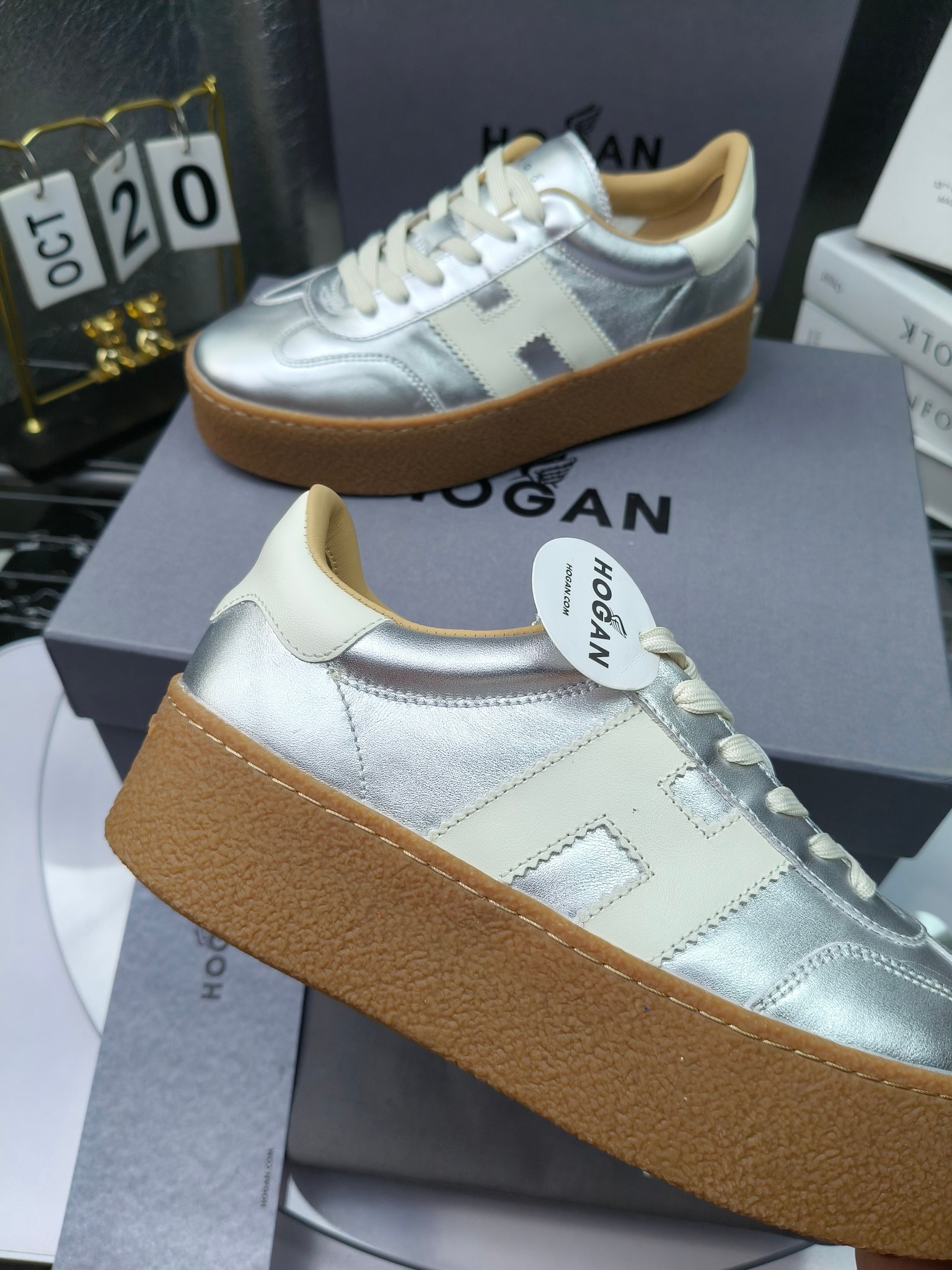 Hogan霍根 最新Platform系列H698 厚底 休闲 运动鞋 德训鞋
出厂280
原版购入开发 做货 这款Platform系列运动休闲鞋，线条勾绘，重构风格，释出飒爽步伐。巧妙糅合复古元素和都市时尚，鞋型简约利落又不失鲜明新意自我
配送精美包装🛍📦
▪️面料: 料采用金属牛皮，哑光细腻混种羊
▪️内里: 丝绸羊皮内里，透气毛巾布里，吸汗柔软。
▪️大底: 原版开模防滑橡胶大底
▪️底厚: 4.5CM（含半插内增高5.8）
▪️Size: 女款35-40