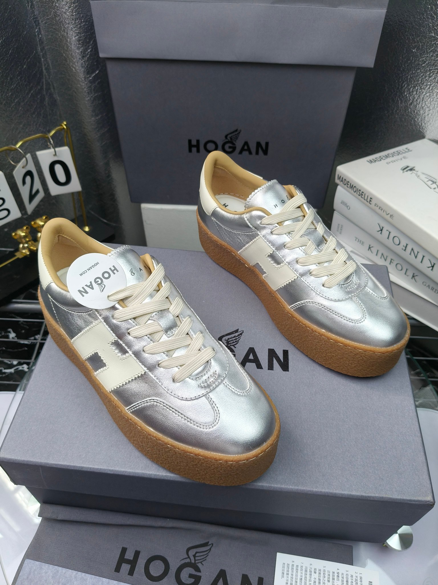 Hogan霍根 最新Platform系列H698 厚底 休闲 运动鞋 德训鞋
出厂280
原版购入开发 做货 这款Platform系列运动休闲鞋，线条勾绘，重构风格，释出飒爽步伐。巧妙糅合复古元素和都市时尚，鞋型简约利落又不失鲜明新意自我
配送精美包装🛍📦
▪️面料: 料采用金属牛皮，哑光细腻混种羊
▪️内里: 丝绸羊皮内里，透气毛巾布里，吸汗柔软。
▪️大底: 原版开模防滑橡胶大底
▪️底厚: 4.5CM（含半插内增高5.8）
▪️Size: 女款35-40