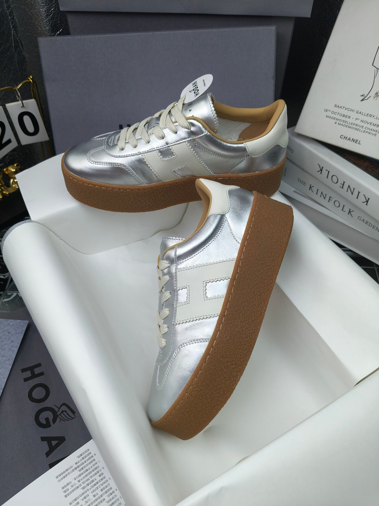 Hogan霍根 最新Platform系列H698 厚底 休闲 运动鞋 德训鞋
出厂280
原版购入开发 做货 这款Platform系列运动休闲鞋，线条勾绘，重构风格，释出飒爽步伐。巧妙糅合复古元素和都市时尚，鞋型简约利落又不失鲜明新意自我
配送精美包装🛍📦
▪️面料: 料采用金属牛皮，哑光细腻混种羊
▪️内里: 丝绸羊皮内里，透气毛巾布里，吸汗柔软。
▪️大底: 原版开模防滑橡胶大底
▪️底厚: 4.5CM（含半插内增高5.8）
▪️Size: 女款35-40